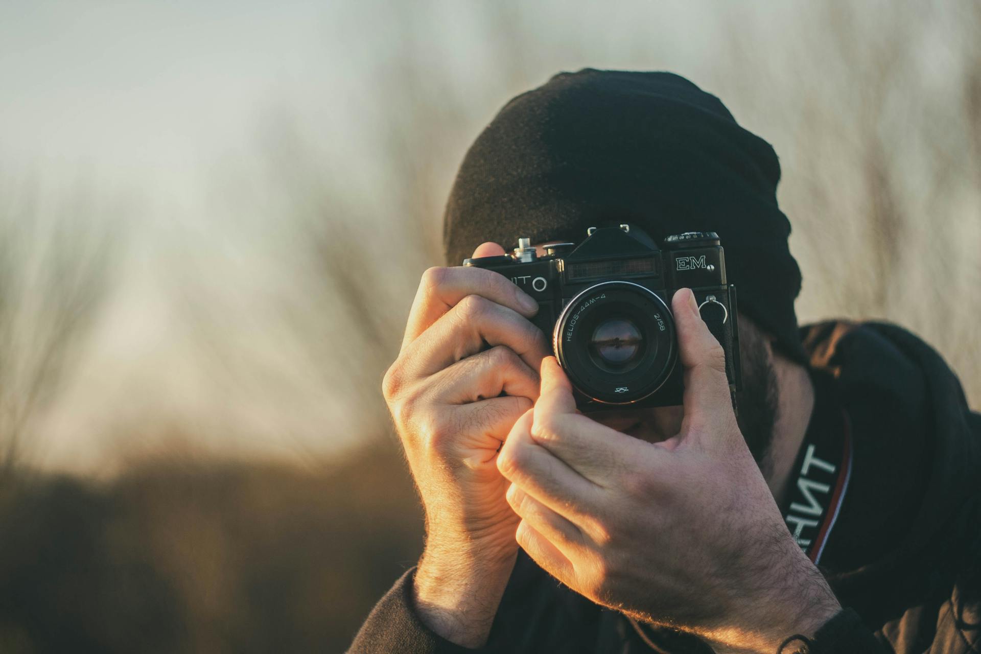Ein Mann, der ein Foto macht | Quelle: Pexels
