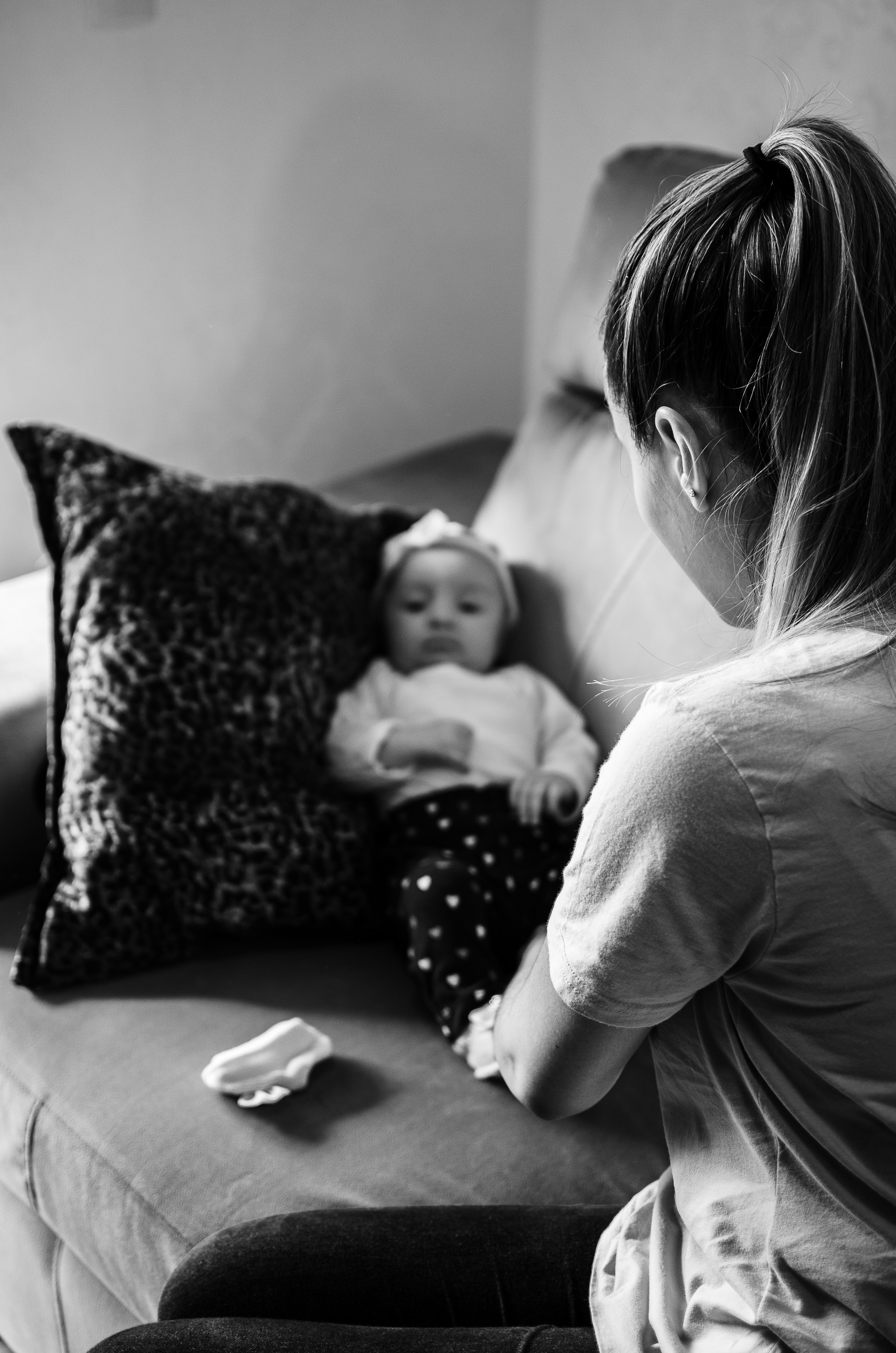 Ein Mädchen beim Babysitten | Quelle: Unsplash