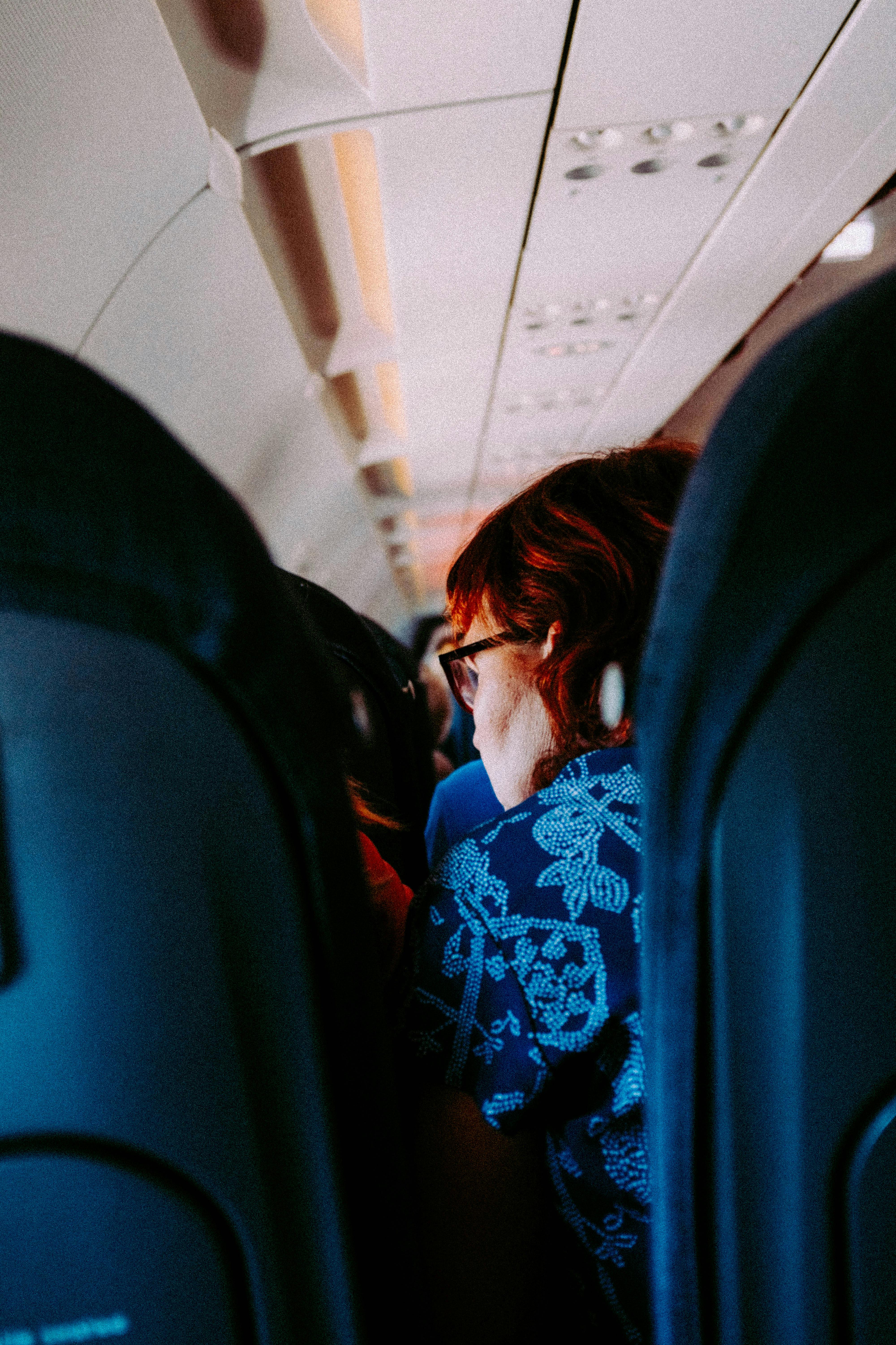 Eine Frau sitzt in einem Flugzeugsitz | Quelle: Pexels