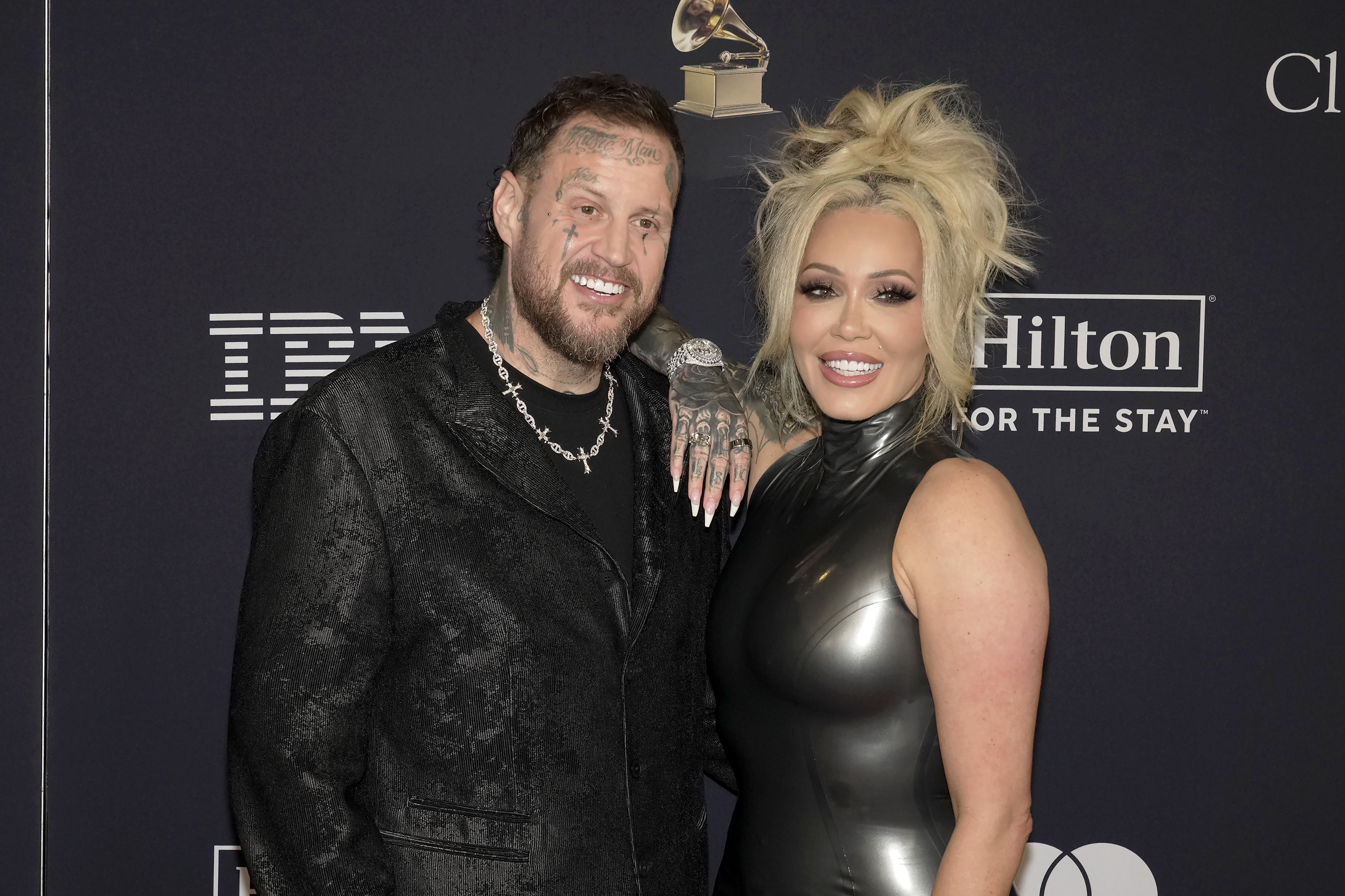 Jelly Roll und Bunnie Xo nehmen am 31. Januar 2026 im Beverly Hilton in Beverly Hills, Kalifornien, an der Pre-GRAMMY-Gala und der GRAMMY-Ehrung für Branchenikonen zu Ehren von Avery Lipman und Monte Lipman im Rahmen der 68. GRAMMY Awards teil. | Quelle: Getty Images