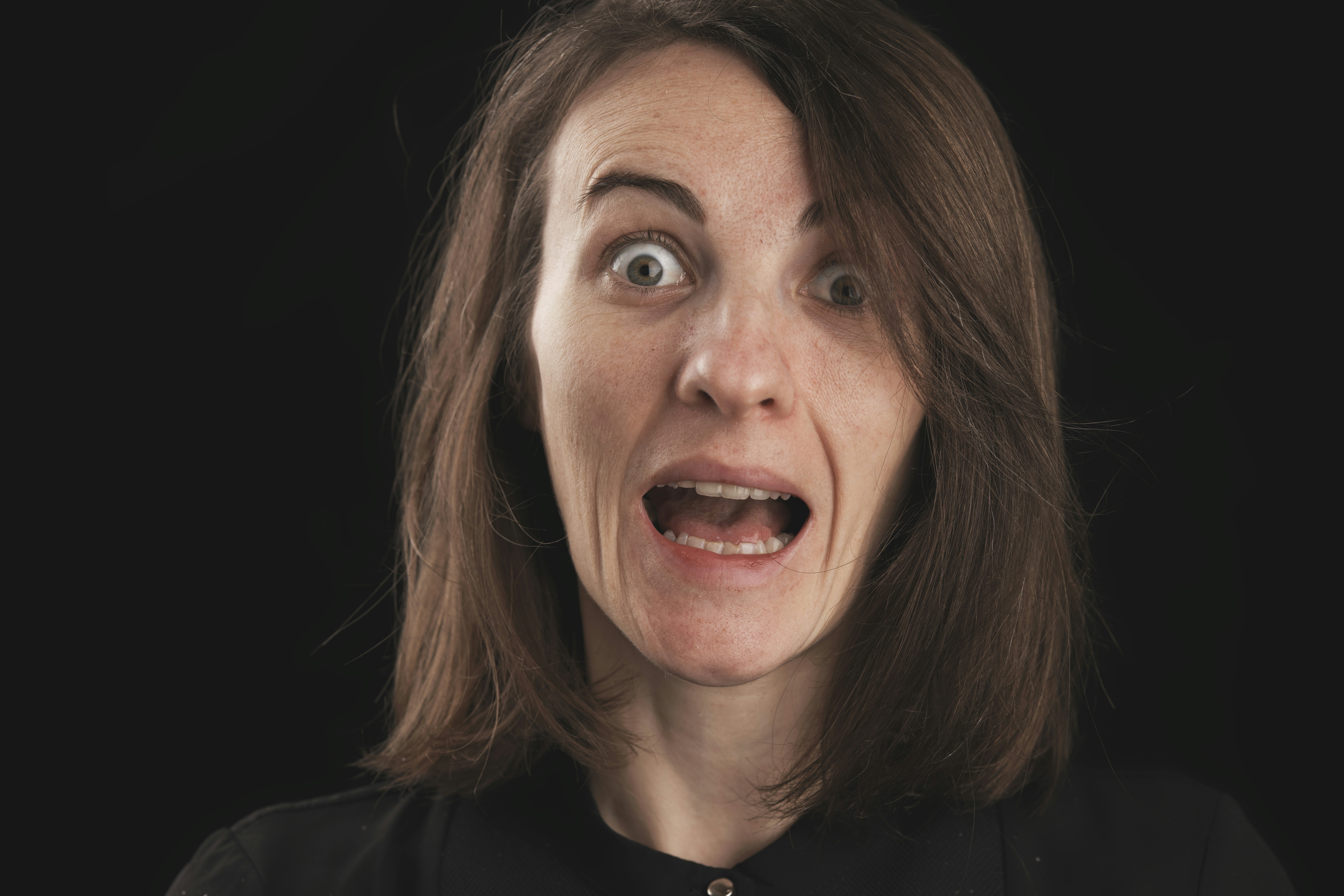 Eine schockierte Frau | Quelle: Unsplash