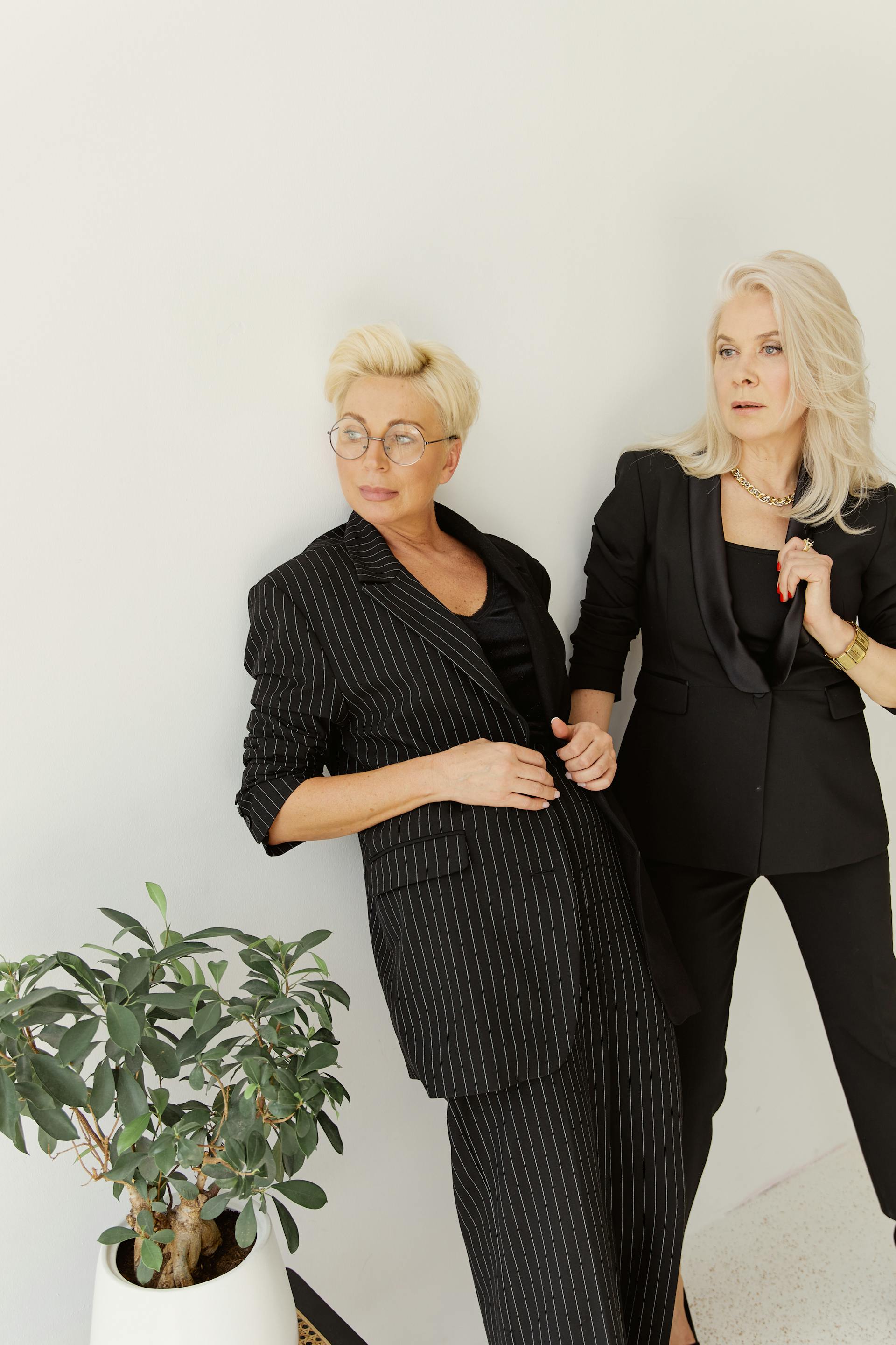 Zwei Frauen, die jemanden anstarren | Quelle: Pexels