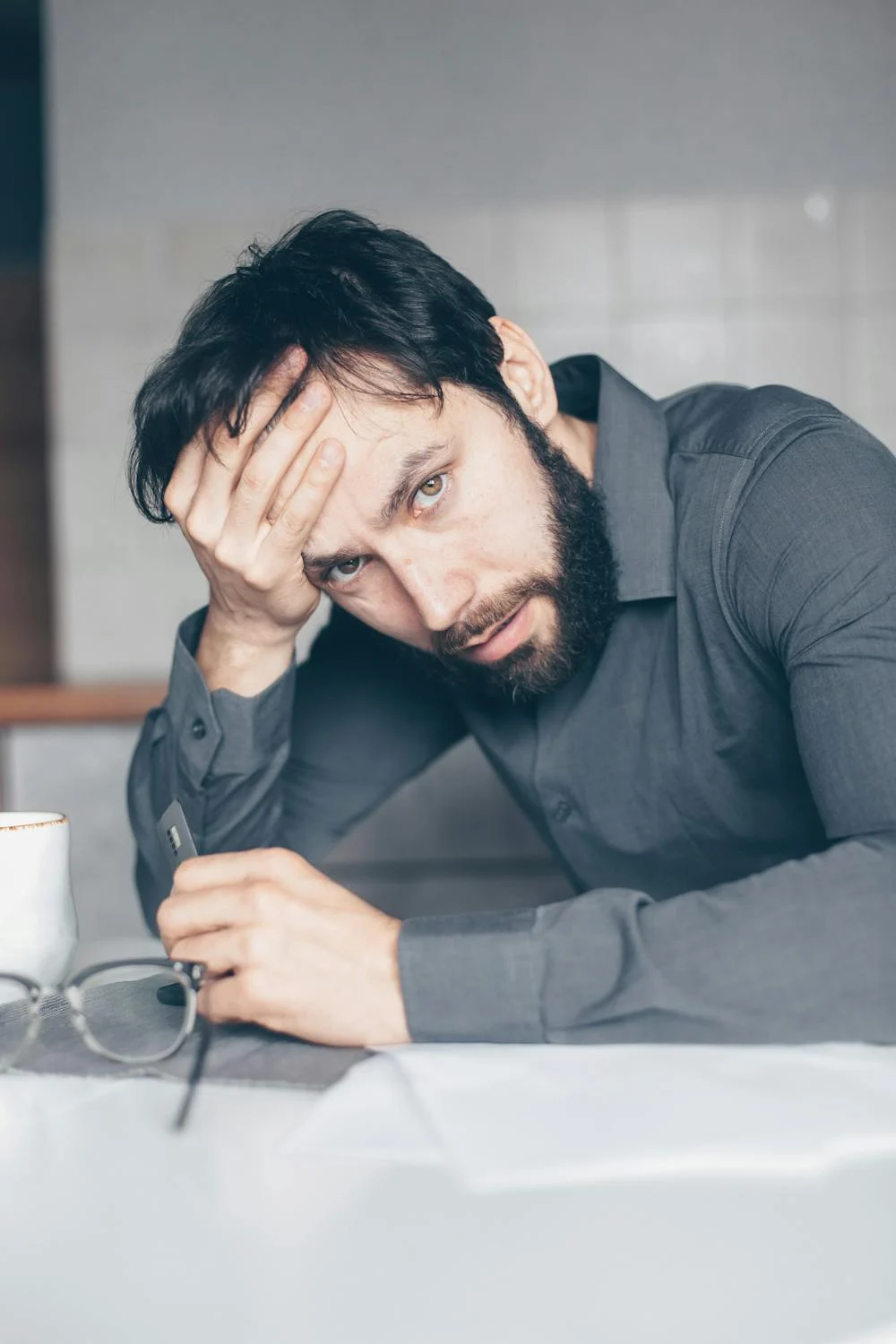 Ein nervöser Mann | Quelle: Pexels