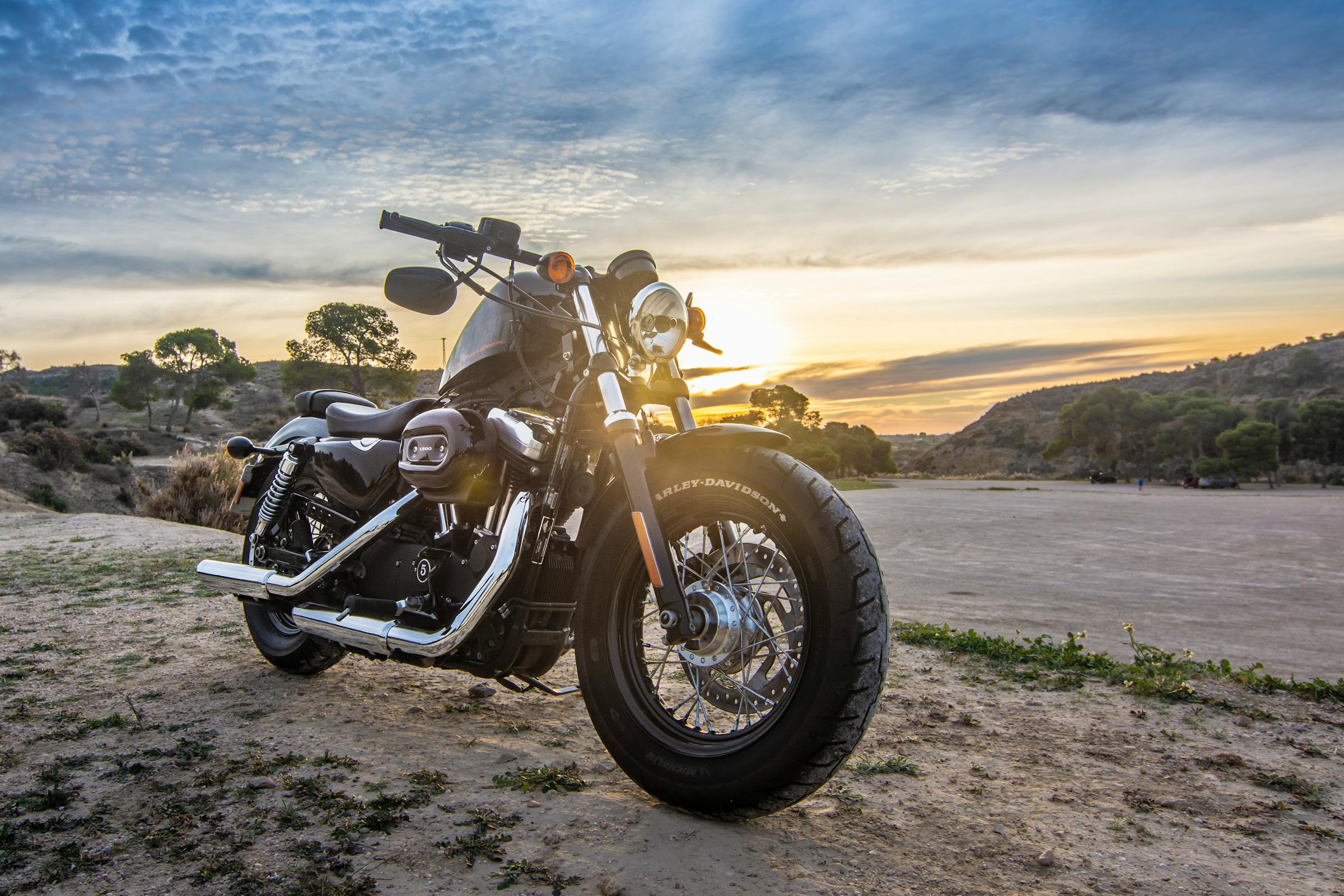 Ein geparktes Motorrad | Quelle: Pexels