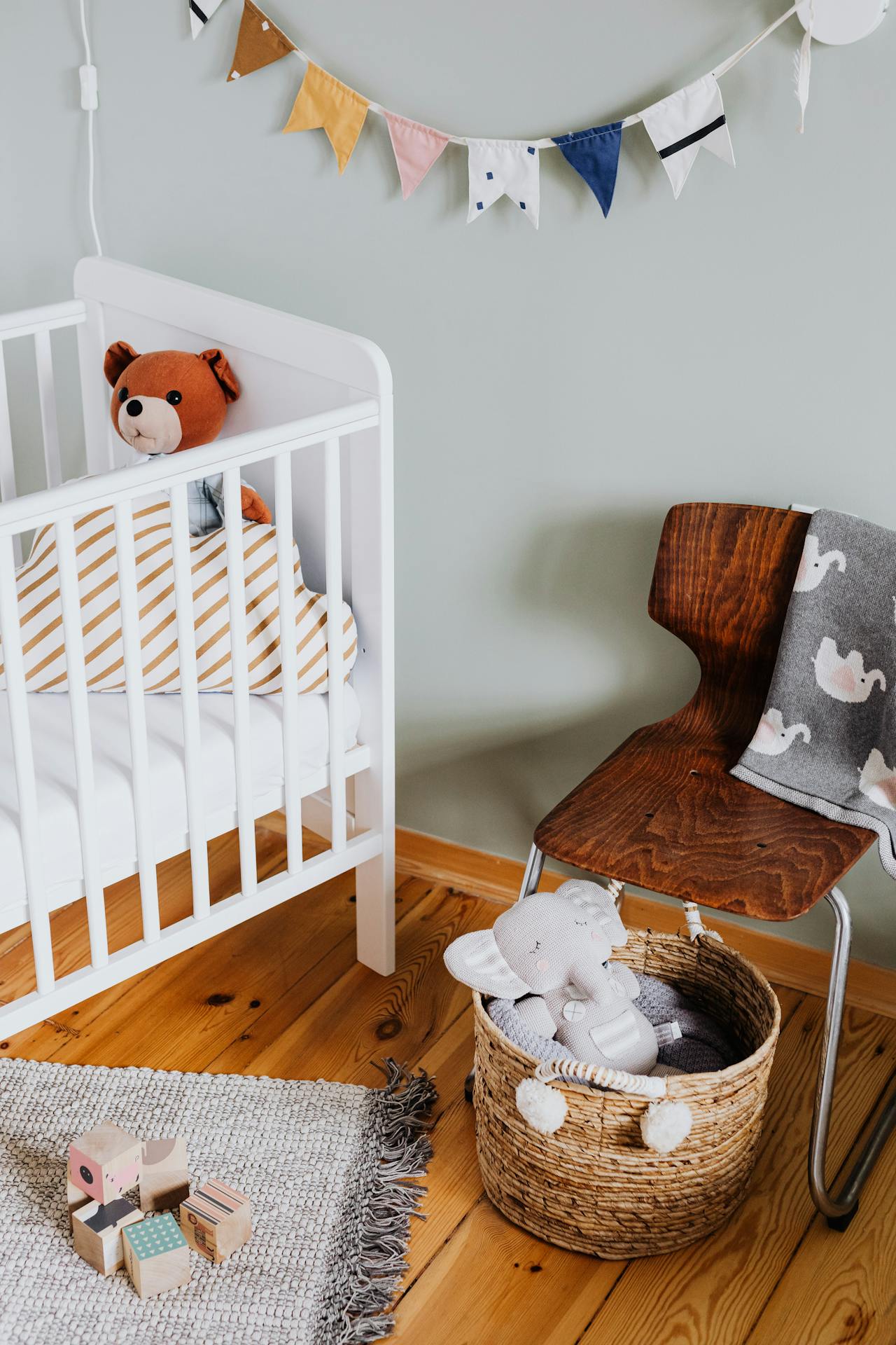 Kinderbett und Spielzeug in einem Kinderzimmer | Quelle: Pexels