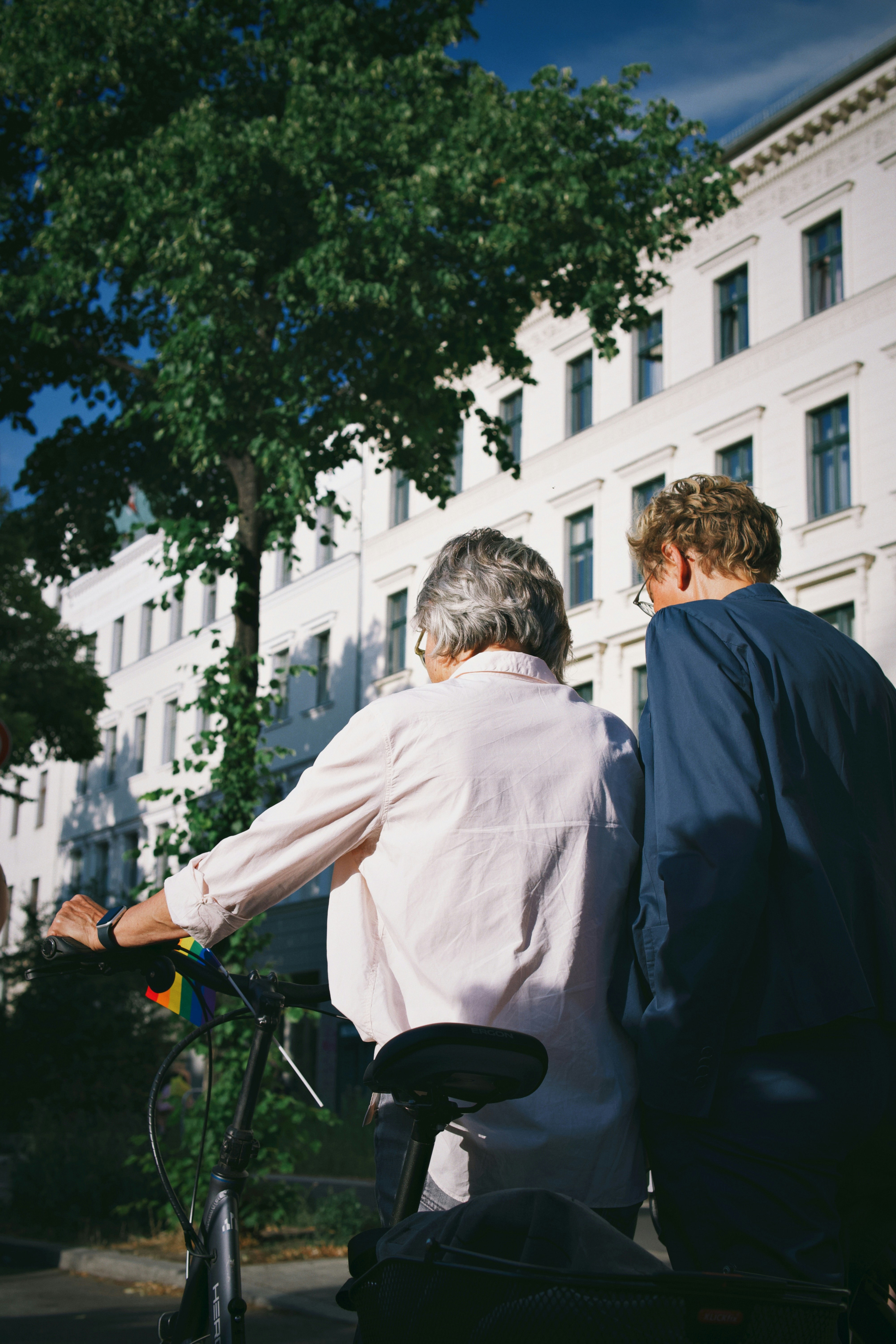 Ältere Frau mit einem jungen Mann auf der Straße | Quelle: Unsplash