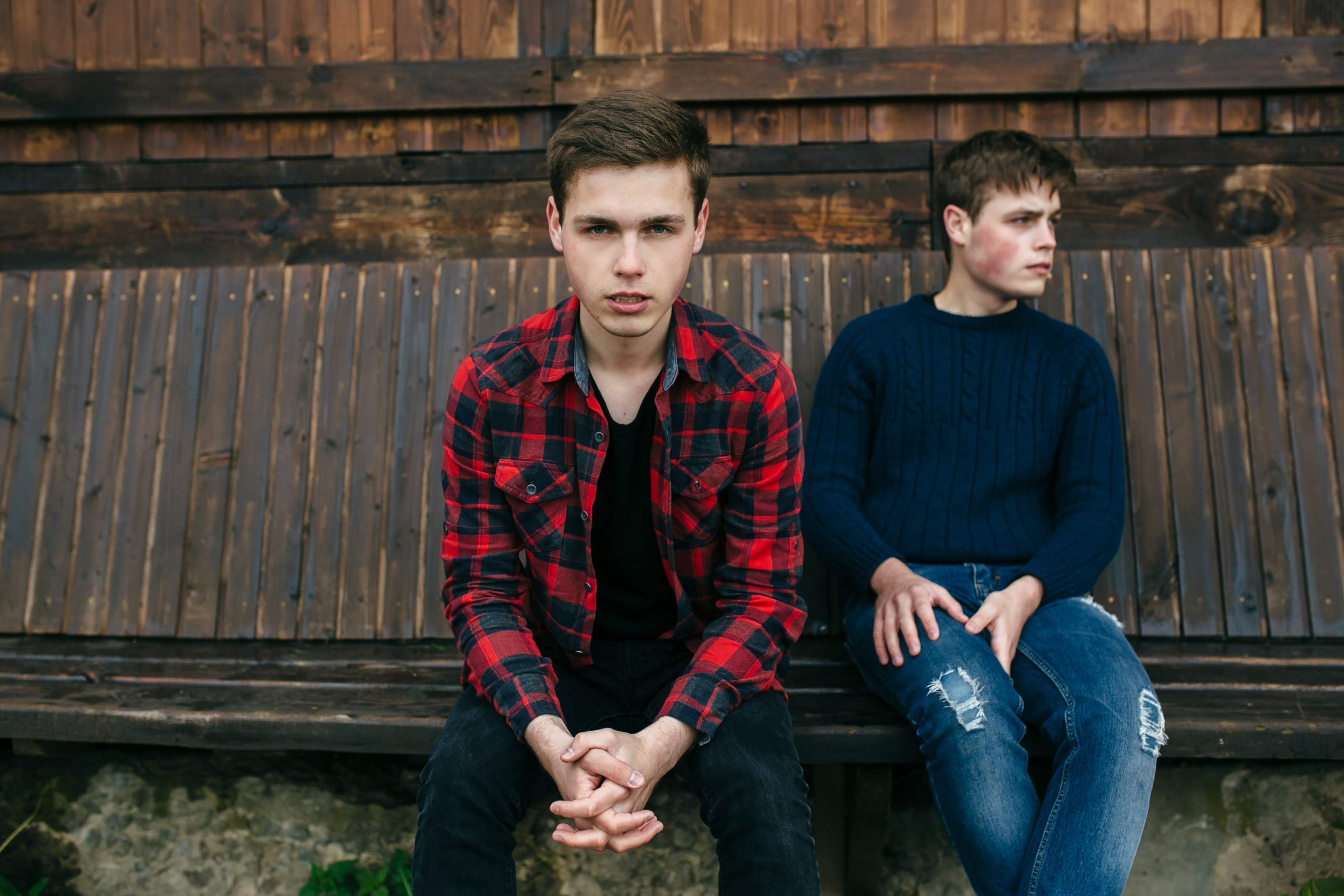 Zwei ernste Teenager-Jungs | Quelle: Freepik