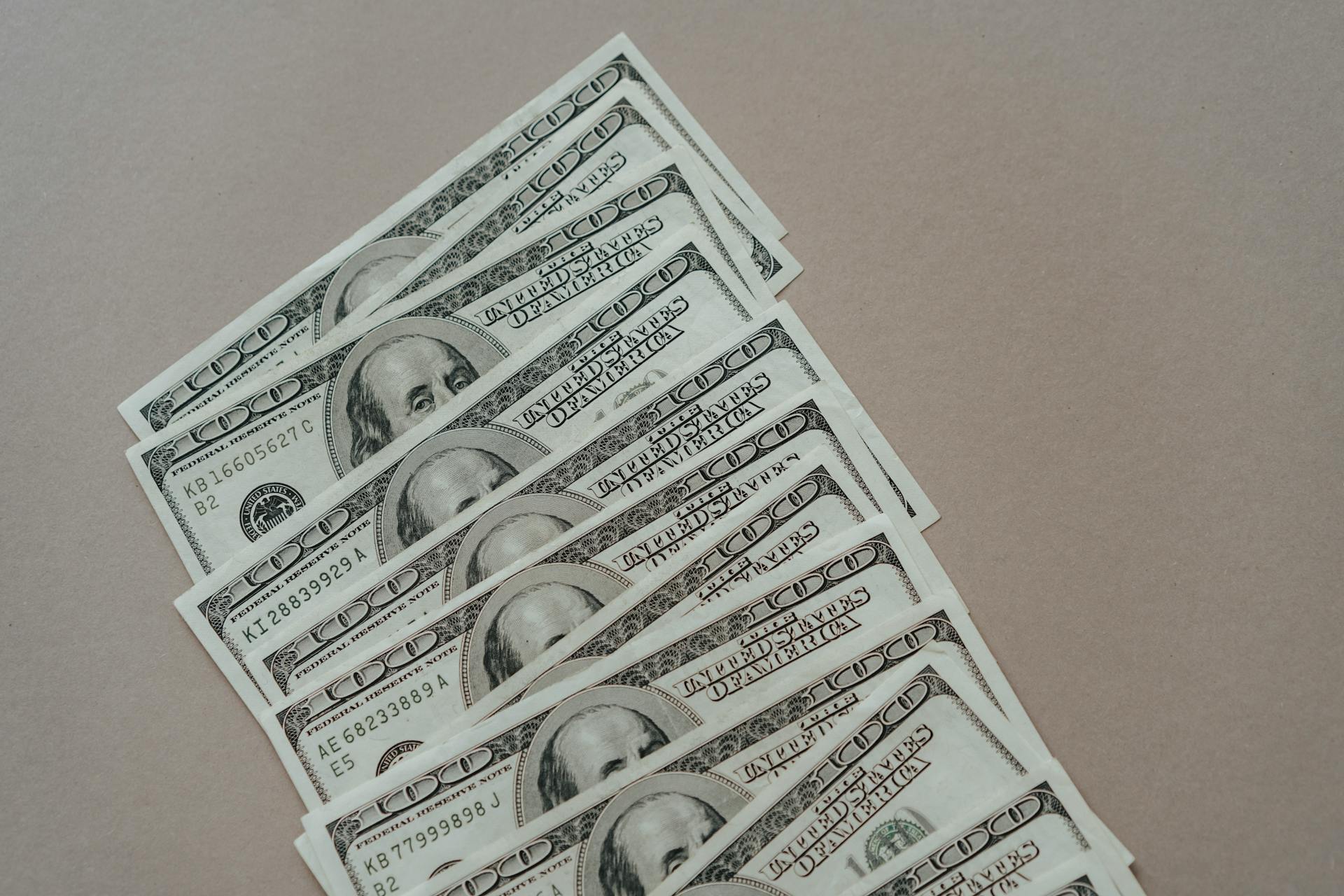 Dollarscheine auf einer grauen Fläche | Quelle: Pexels