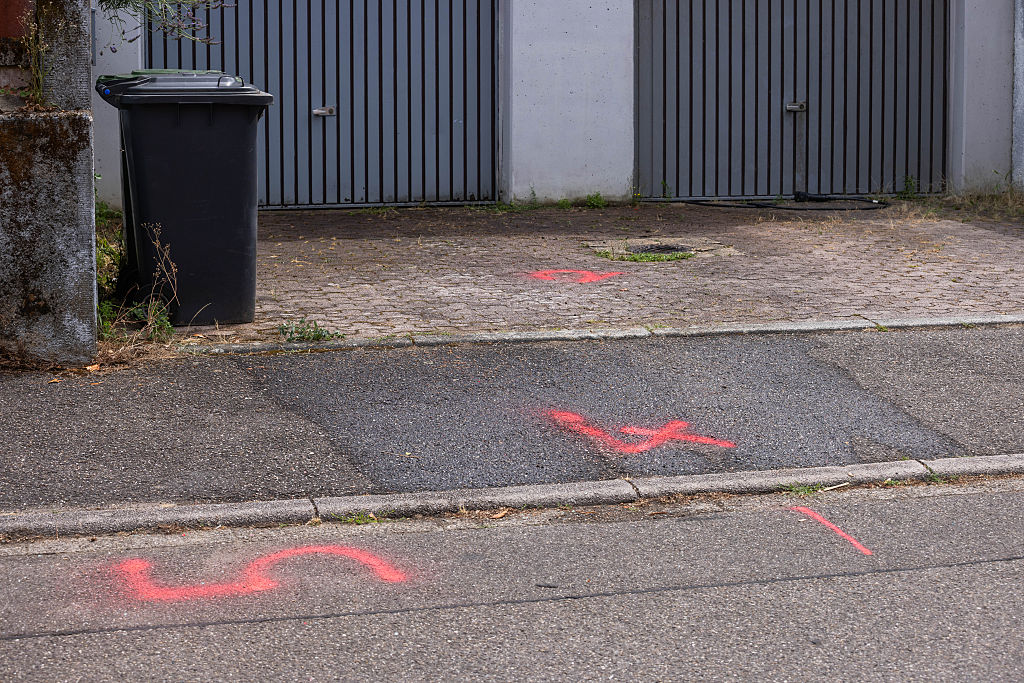 06. Juli 2026, Baden-Württemberg, Offenburg: Am Tatort wurden Spuren gesichert. Nach einer Schießerei in einem Wohngebiet gilt eine der beiden verstorbenen Personen als Verdächtiger. | Quelle: Getty Images
