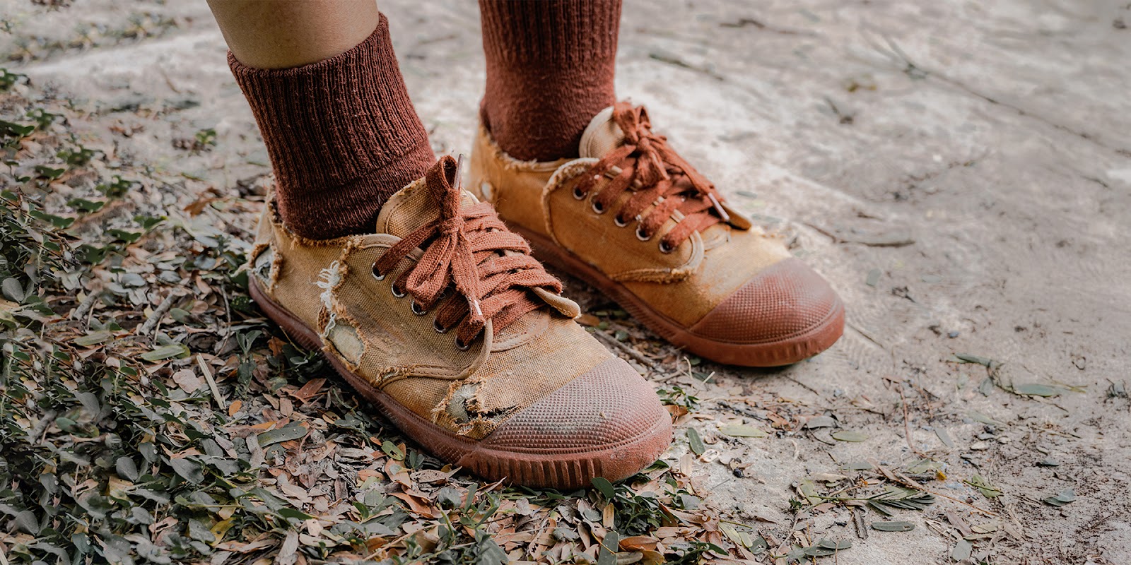 Abgetragene Schuhe | Quelle: Shutterstock