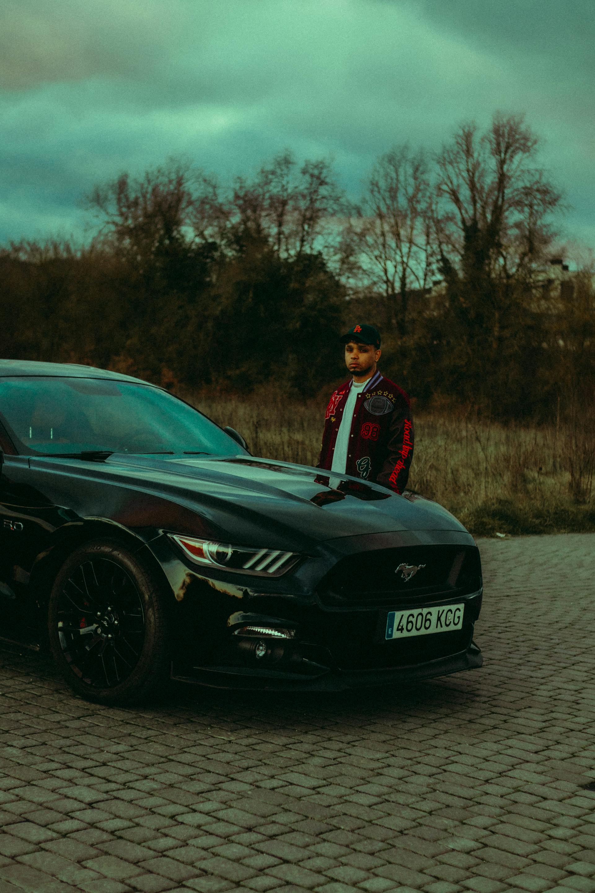Ein Mann mit seinem Auto | Quelle: Pexels