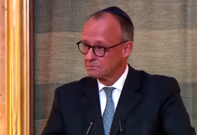 Bundeskanzler Merz bricht während seiner emotionalen Rede in Tränen aus | Quelle: youtube.com/@n-tv