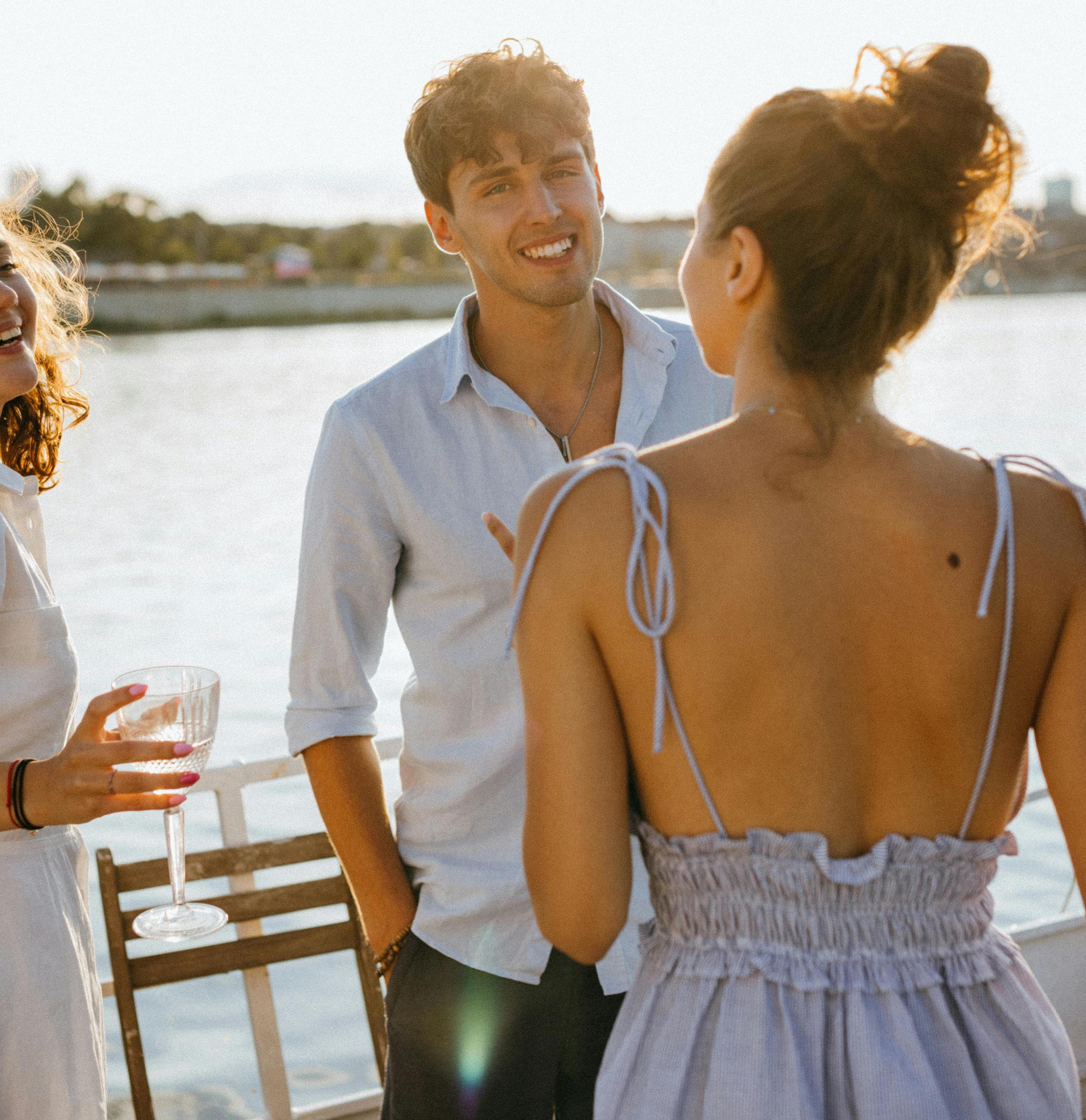 Ein junger Mann und eine Frau unterhalten sich an Bord eines Bootes | Quelle: Pexels