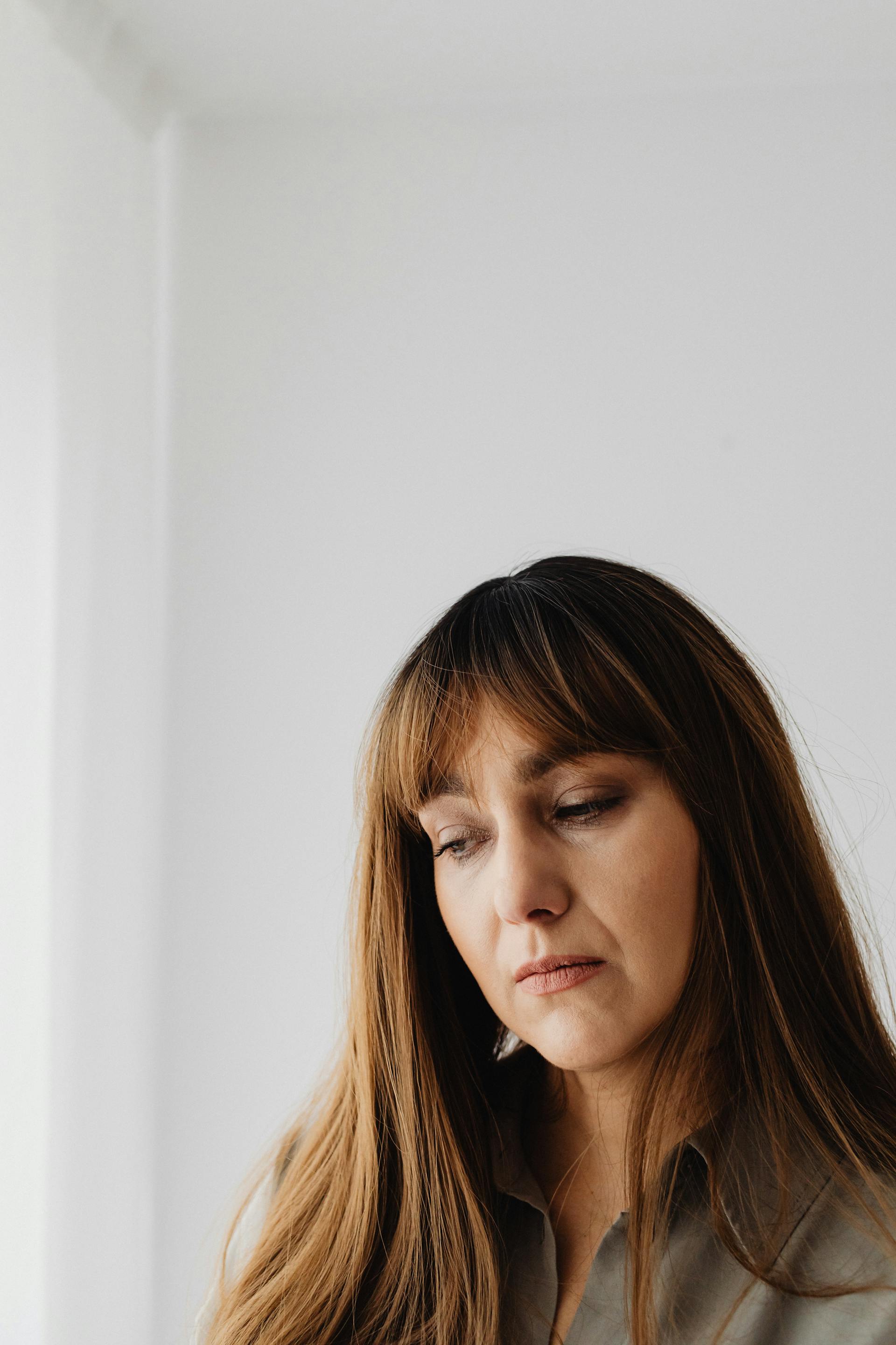 Eine Frau, die nach unten schaut | Quelle: Pexels