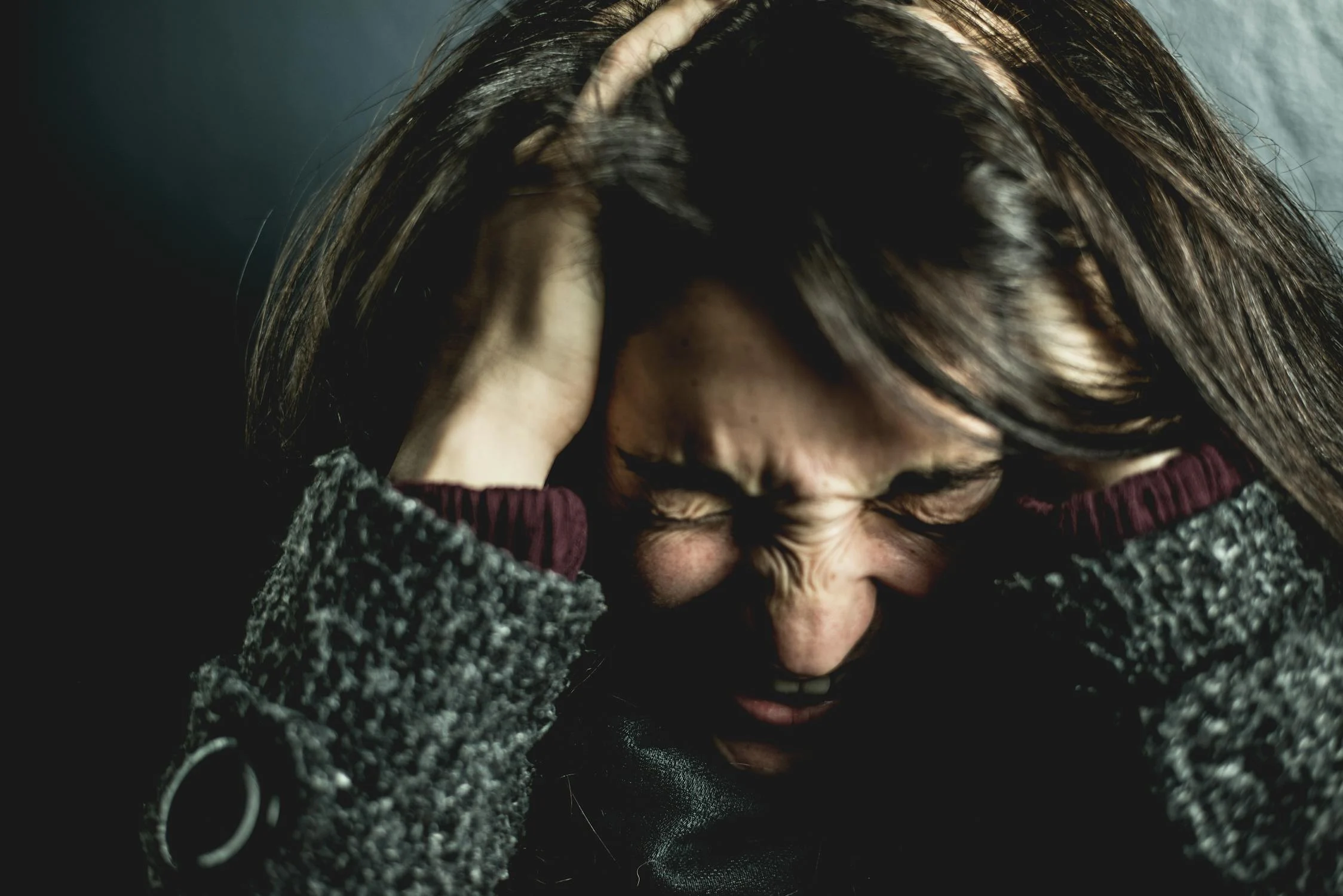 Eine wütende Frau, die sich den Kopf reibt | Quelle: Pexels