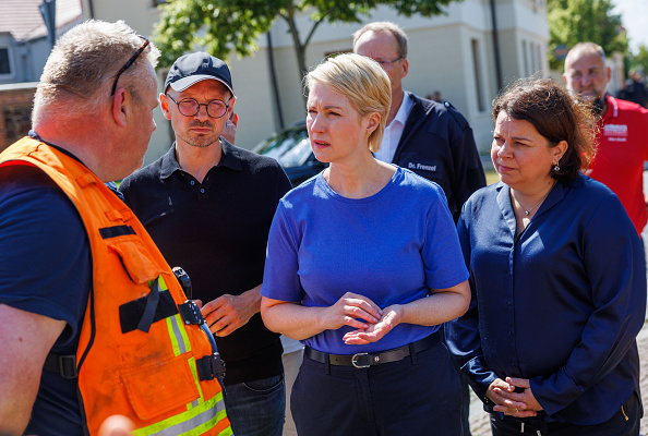 Ministerpräsidentin Manuela Schwesig (Mitte), Sozialministerin Stefanie Drese (r.) und Landrat Stefan Sternberg (2.v.l.) im Gespräch mit Einsatzkräften vor dem LUP Klinikum in Ludwigslust nach dem Brand, 2. Juli 2026. | Quelle: Getty Images