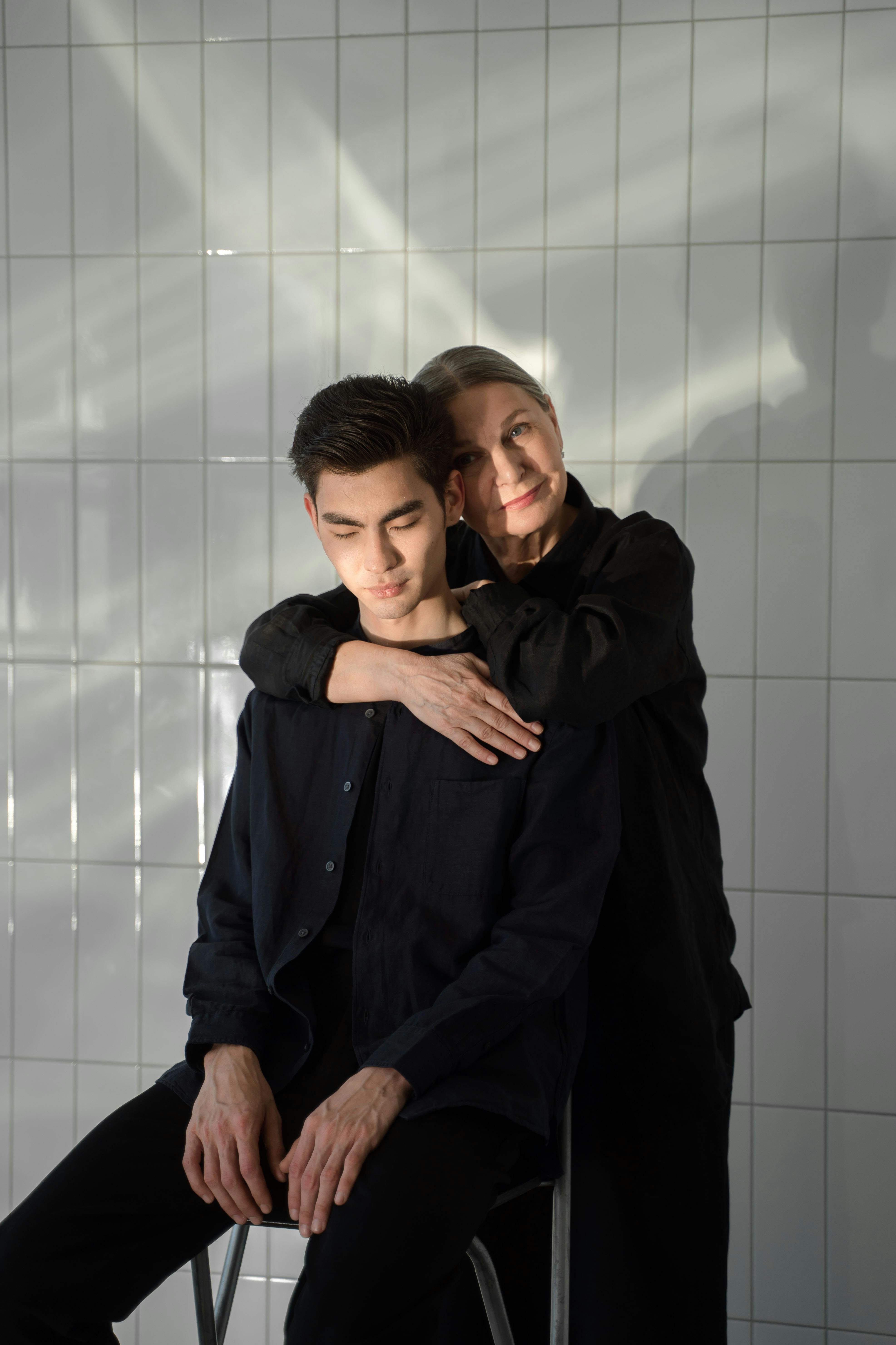 Frau posiert mit ihrem Sohn | Quelle: Pexels