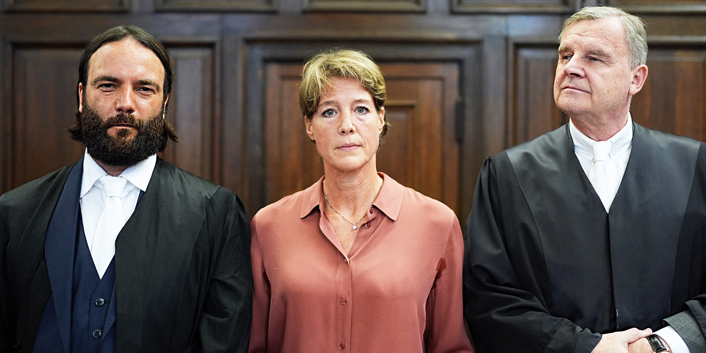 Die beklagte deutsche Unternehmerin und Gastronomin Christina Block (Mitte) steht zwischen ihren Anwälten Ingo Bott (links) und Otmar Kury. | Quelle: Getty Images