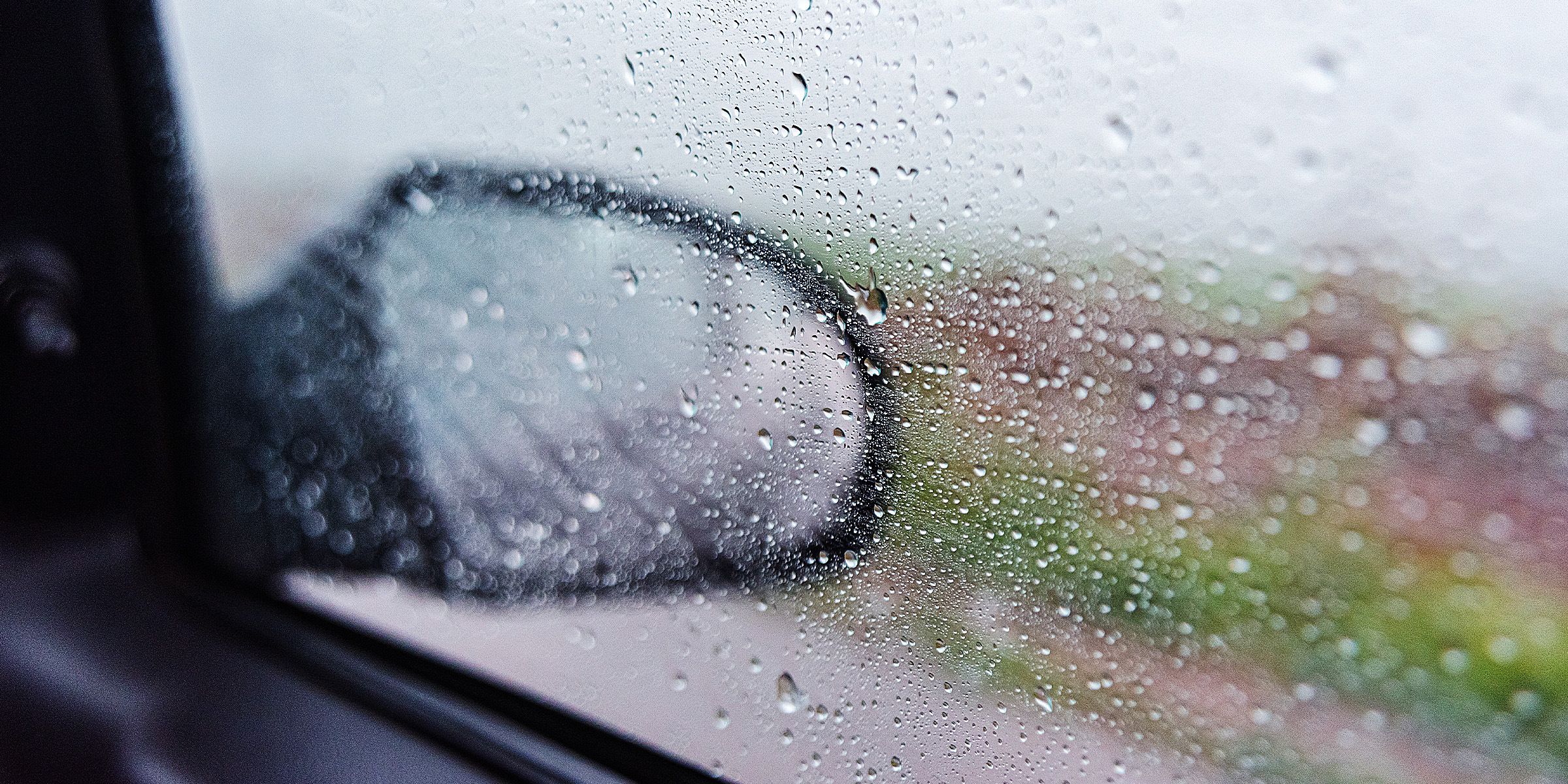 Regen durch ein Autofenster gesehen | Quelle: Freepik