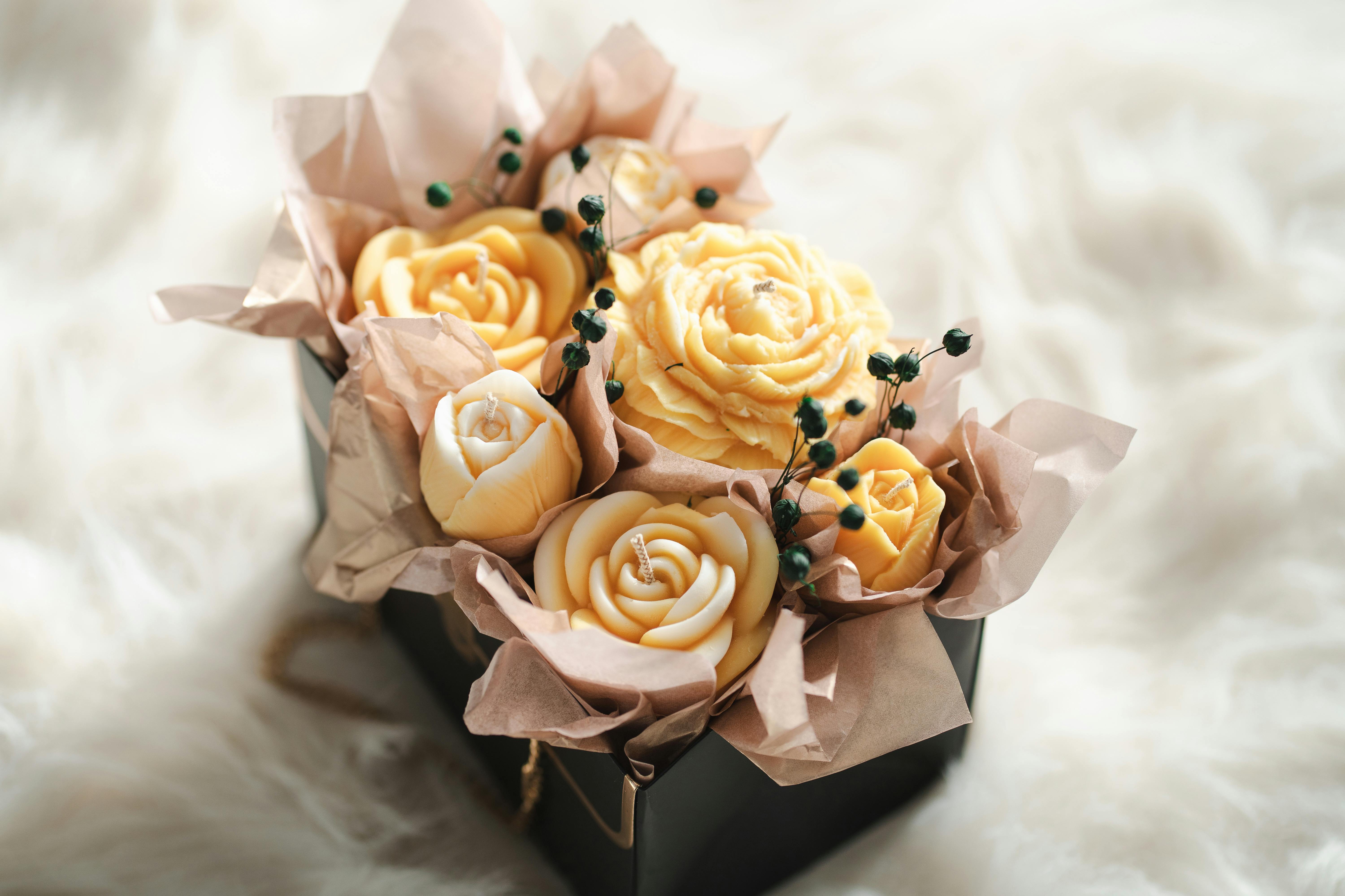 Blumen in einer Geschenkbox | Quelle: Pexels