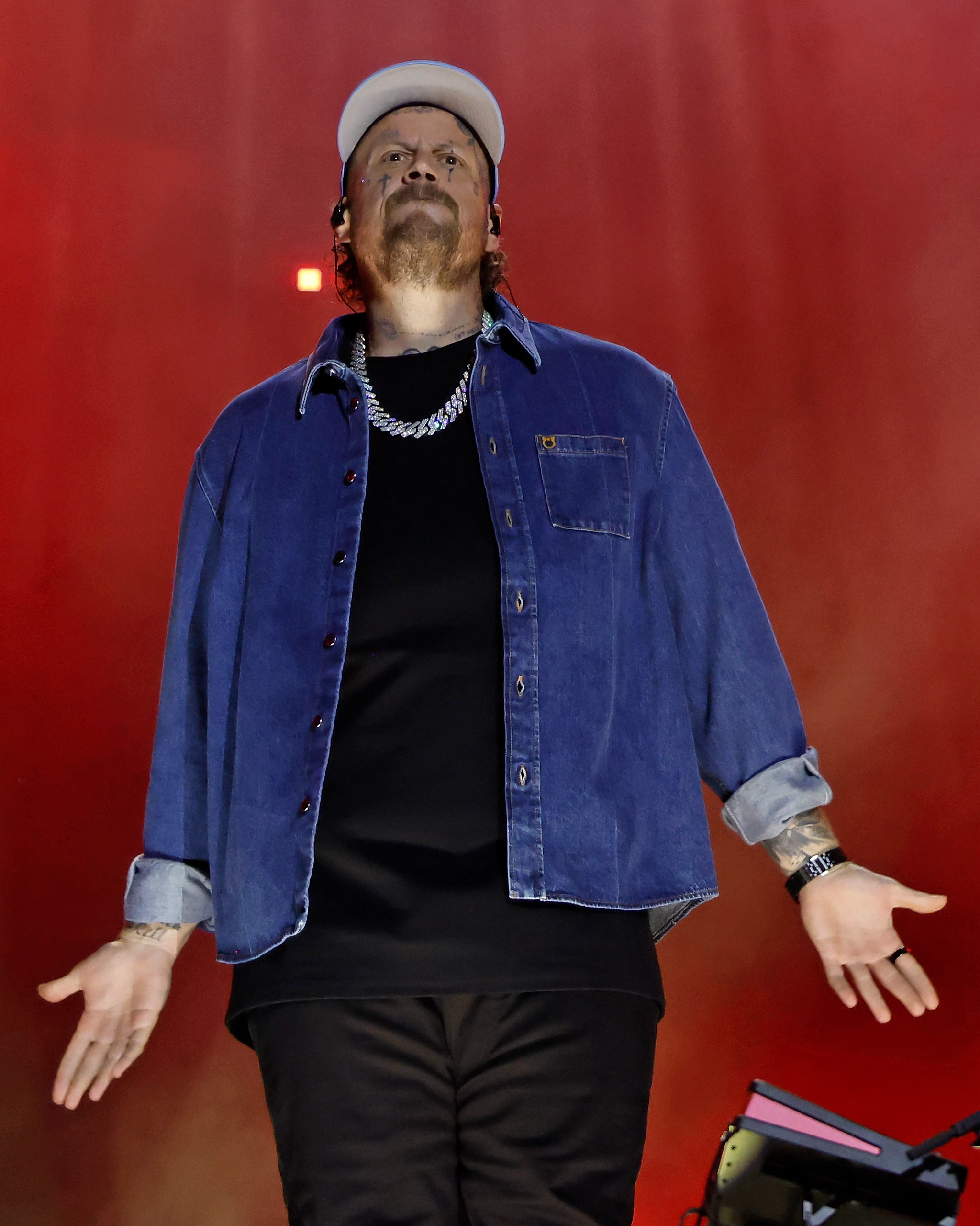 Jelly Roll tritt am 4. Juni 2026 beim CMA Fest in Nashville auf. Während der Sänger weiterhin öffentlich auftrat und Konzerte gab, tauchten Berichte auf, wonach weiterhin unklar sei, wie sein angebliches Vermögen von 20 Millionen Dollar und andere eheliche Vermögenswerte aufgeteilt werden könnten. | Quelle: Getty Images