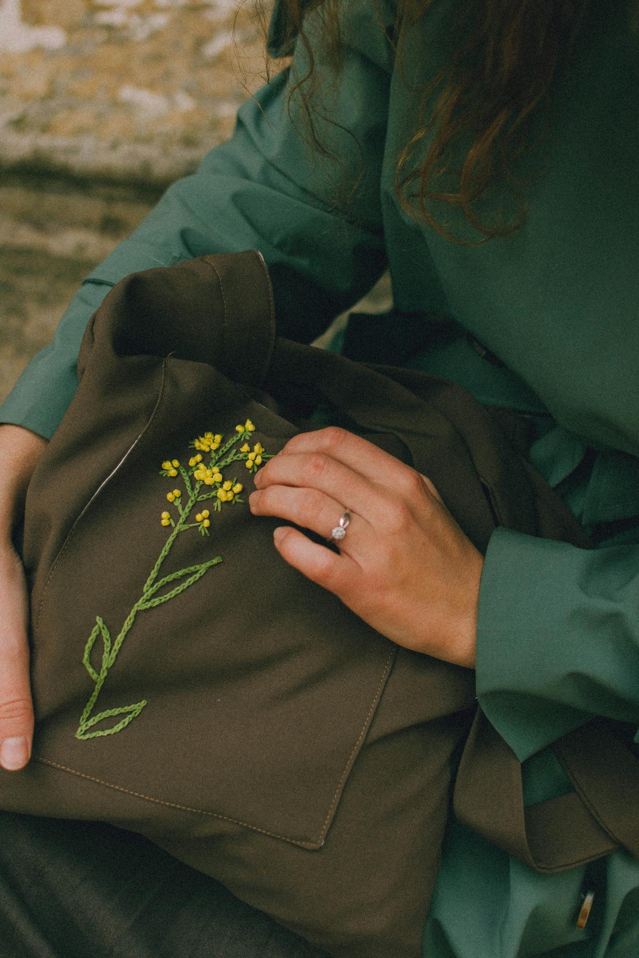 Eine Frau hält eine Tasche | Quelle: Pexels