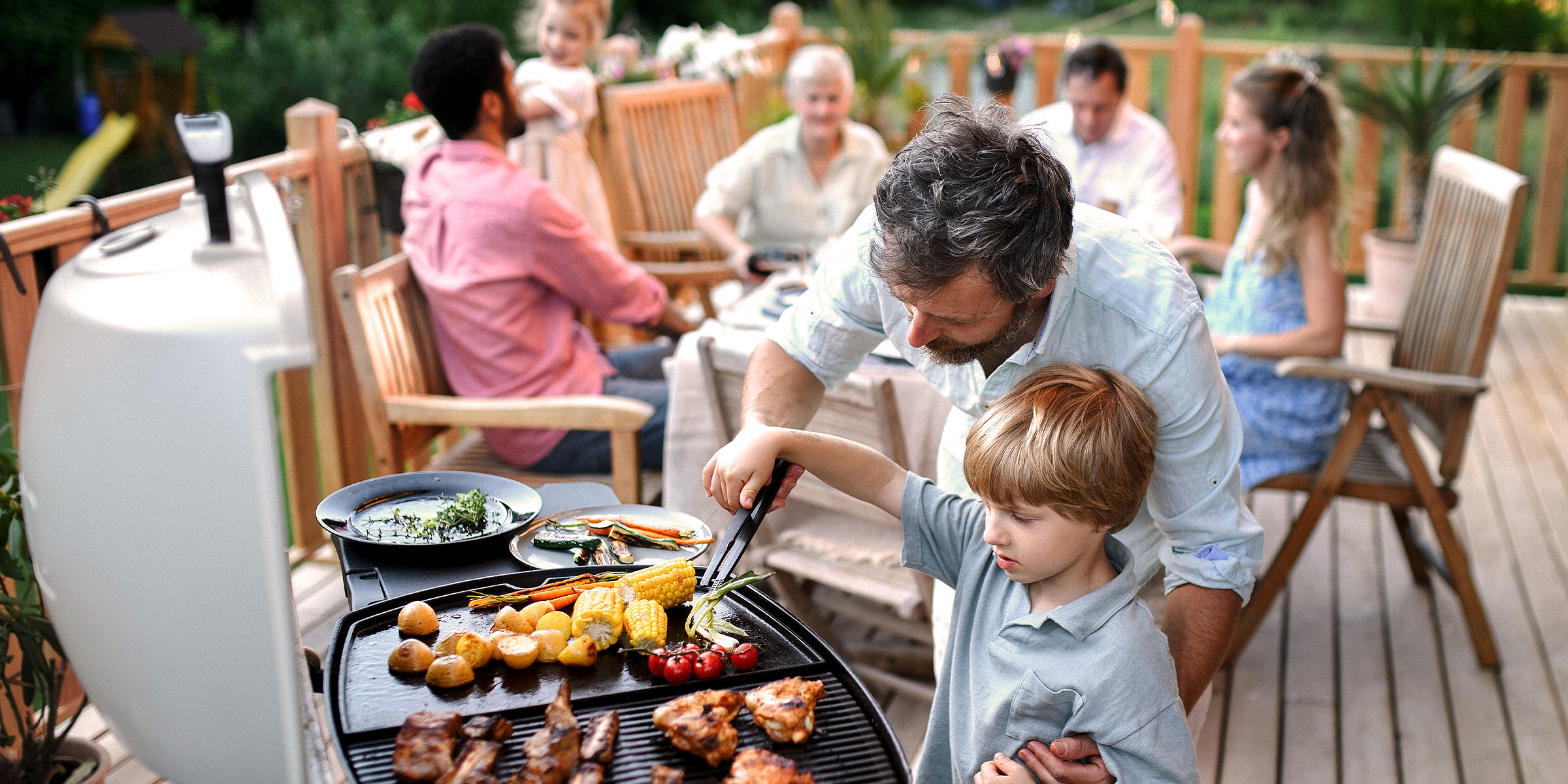 Eine Familie bei einer Grillparty | Quelle: Shutterstock
