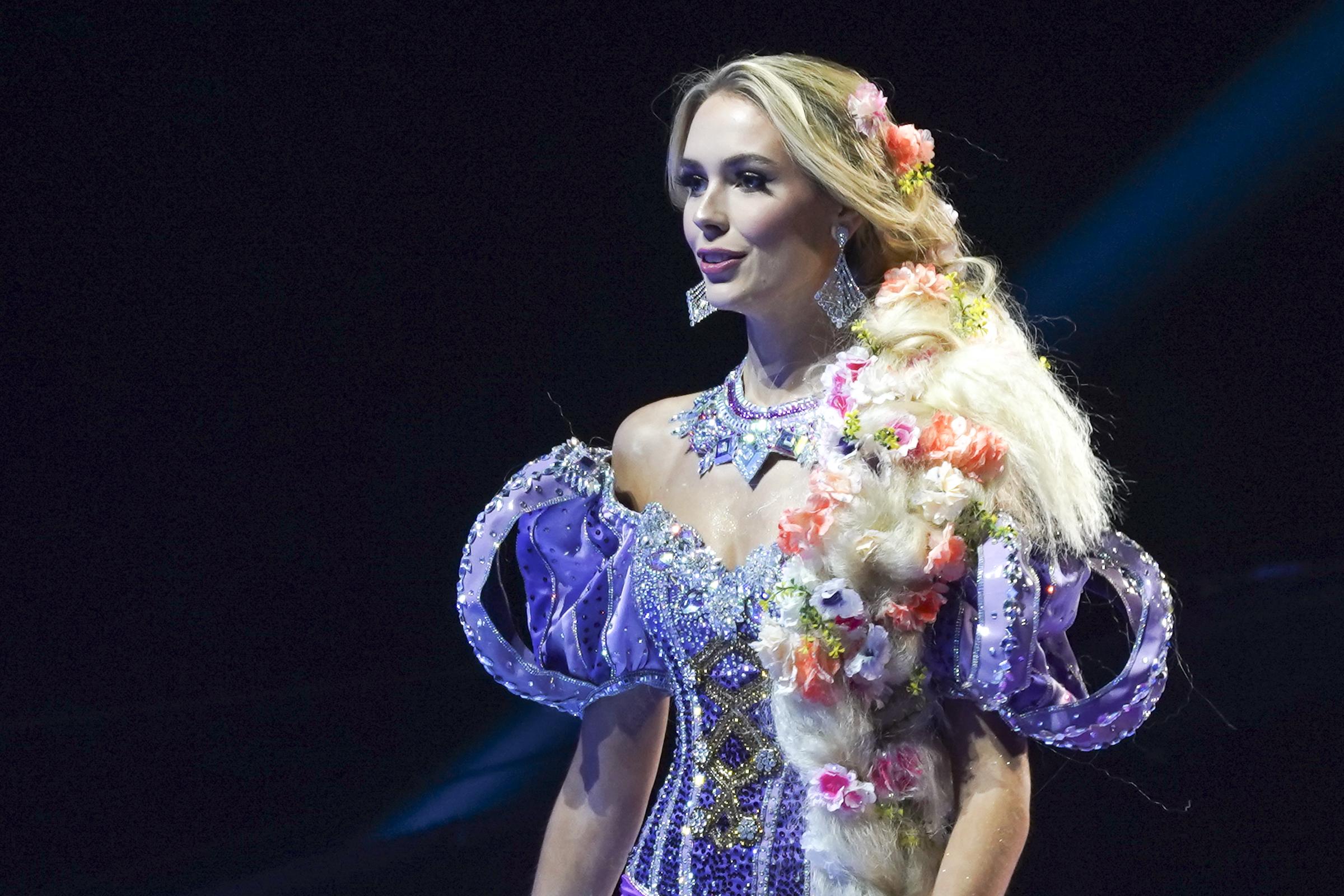 16. November 2023, El Salvador, San Salvador: Miss Deutschland Helena Bleicher tritt während der National Costume Show im Rahmen der 72. Miss Universe-Wahl auf. | Quelle: Getty Images