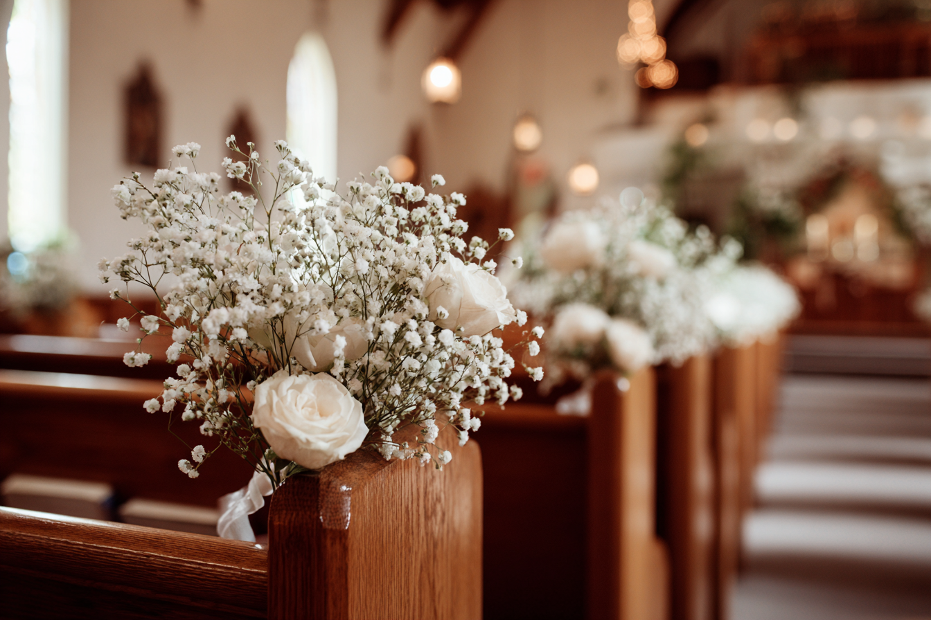 Blumenschmuck in einer Kirche | Quelle: Midjourney