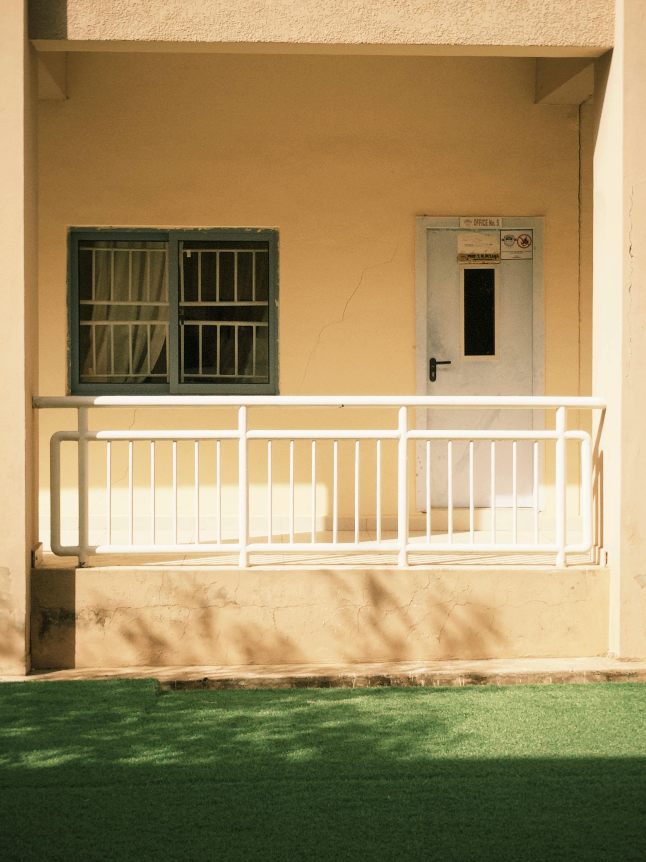 Veranda mit Tür und Fenster | Quelle: Pexels