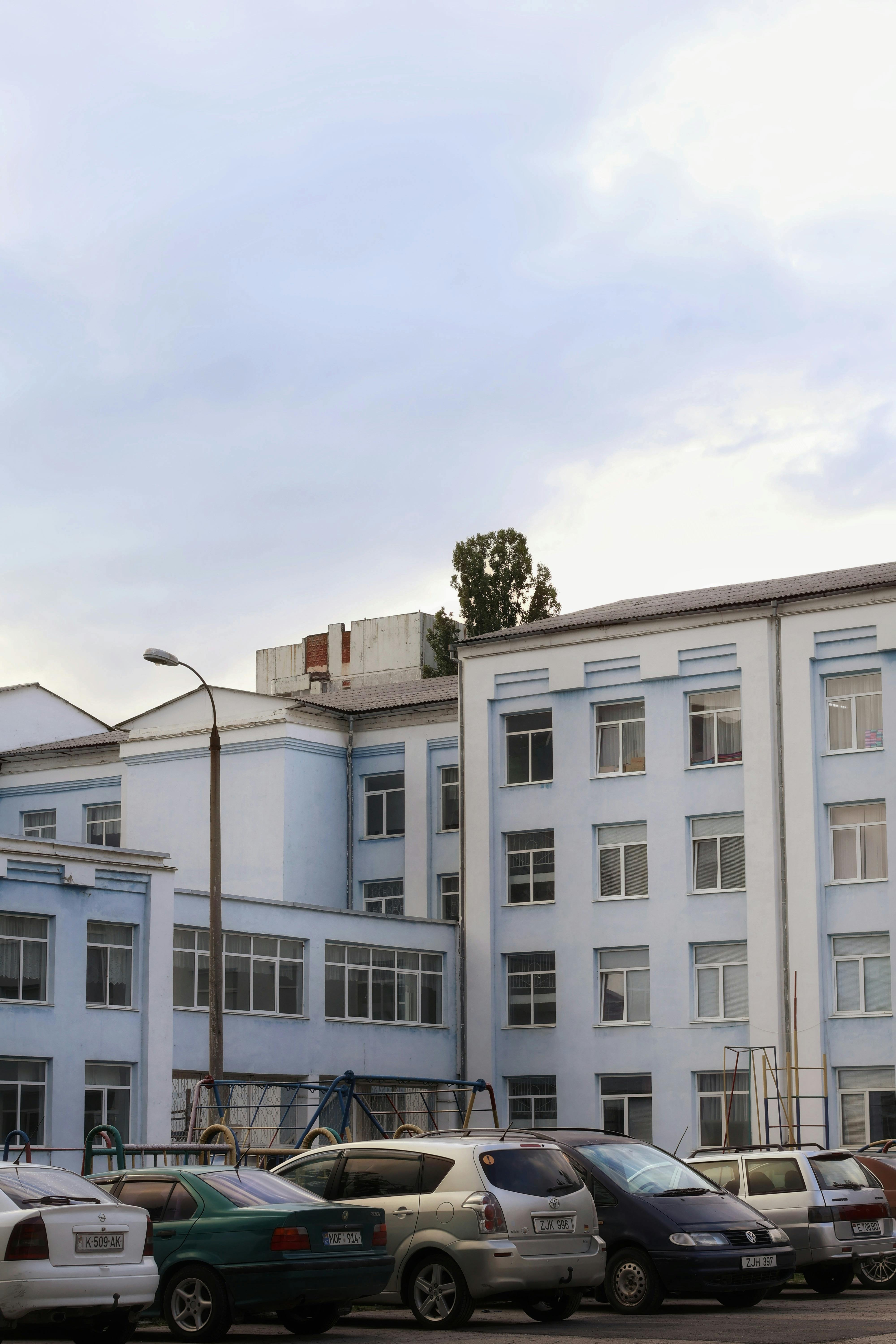 Ein Wohnungsparkplatz | Quelle: Pexels