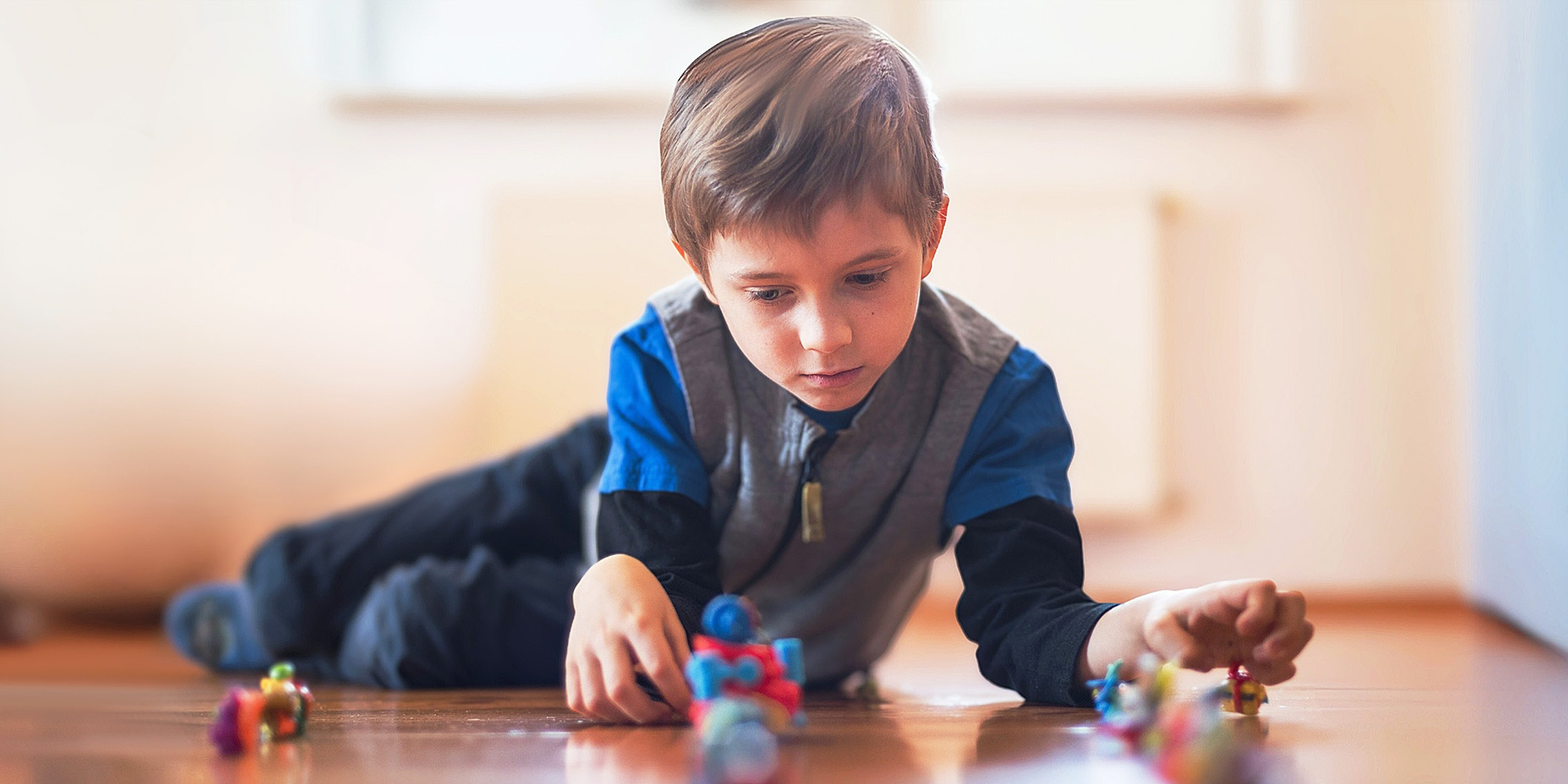 Ein Junge spielt mit Spielzeug | Quelle: Shutterstock