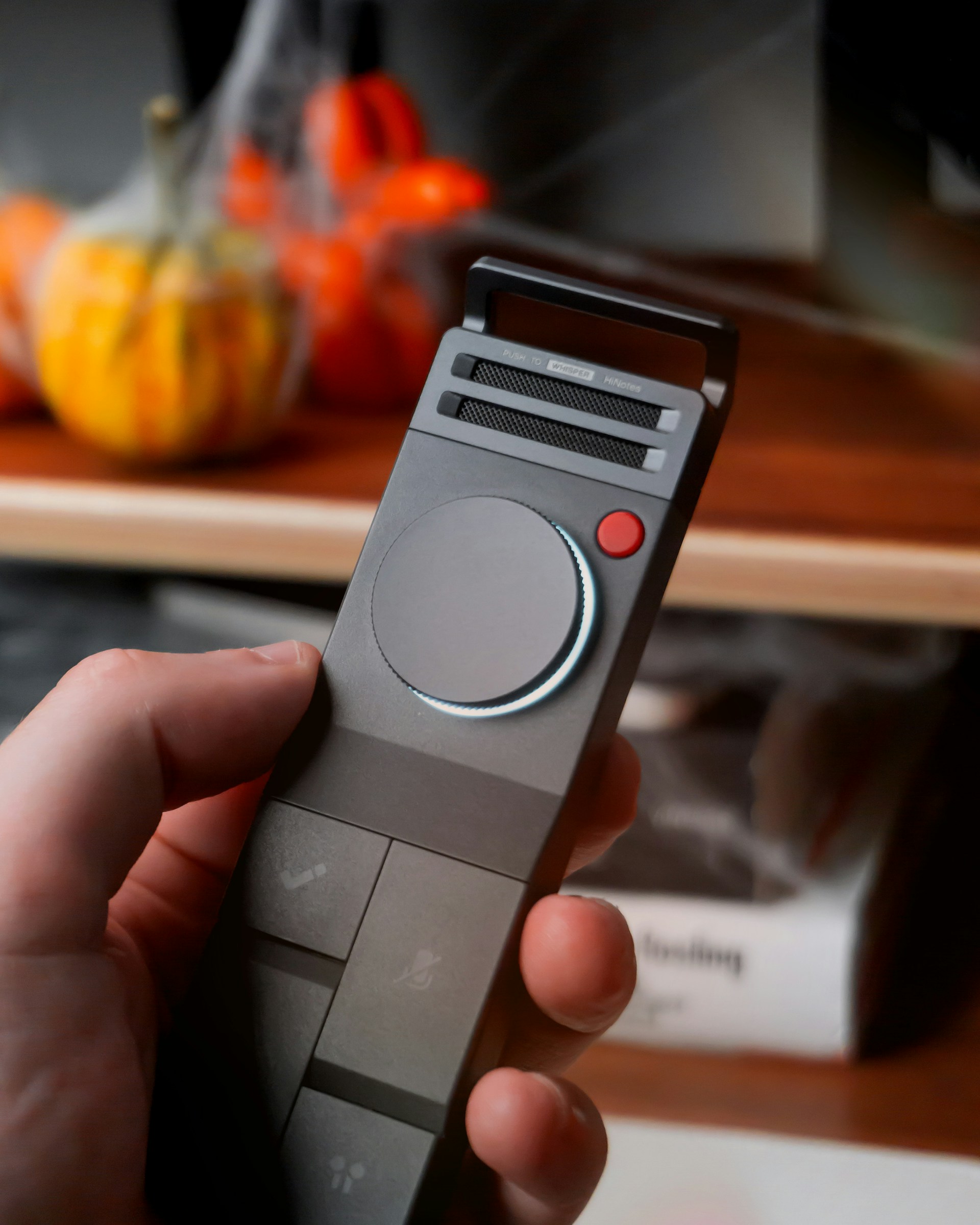 Eine Person hält ein Diktiergerät in der Hand | Quelle: Unsplash