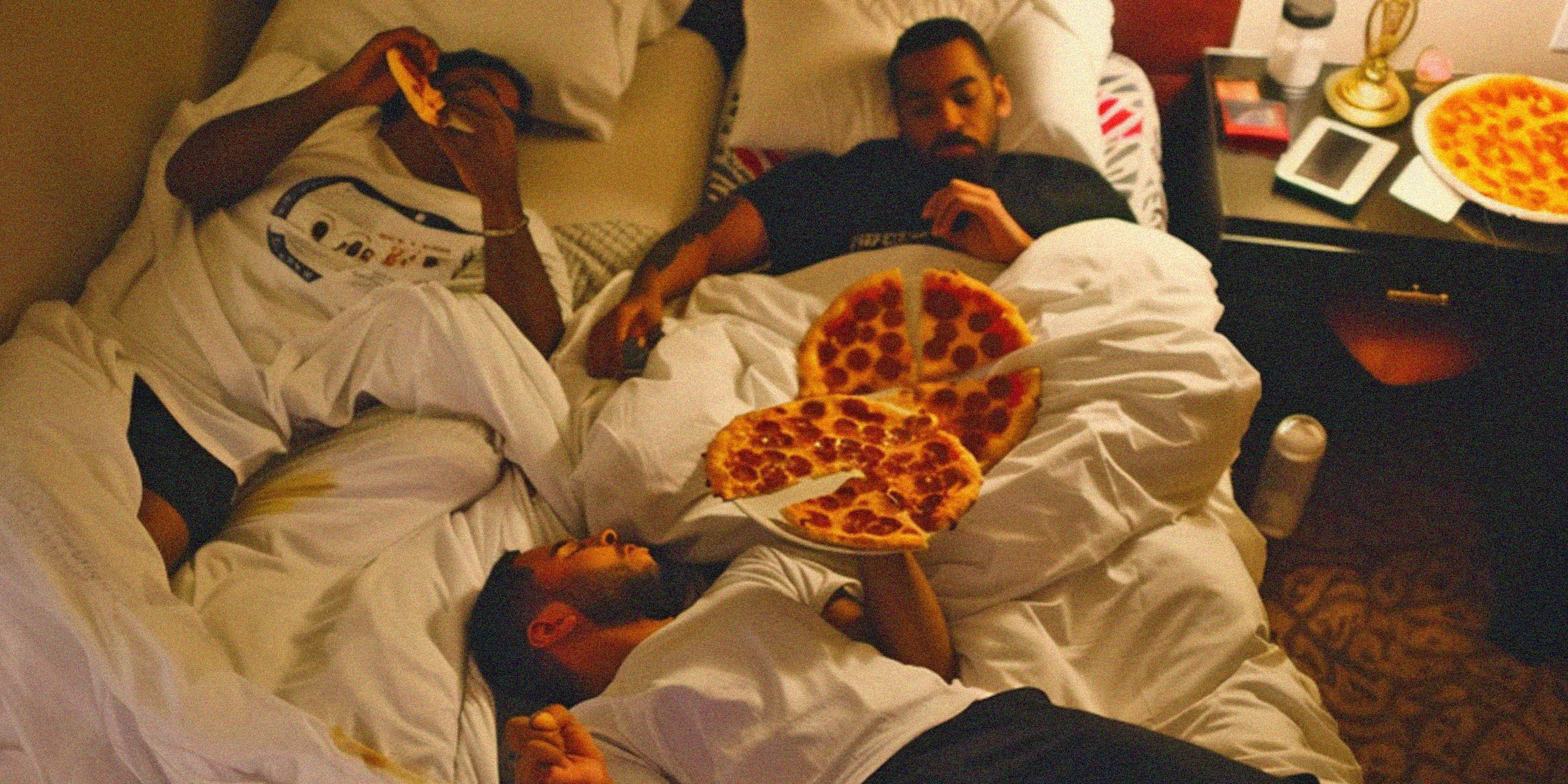 Männer, die eine Pizza-Party genießen | Quelle: Gogirok