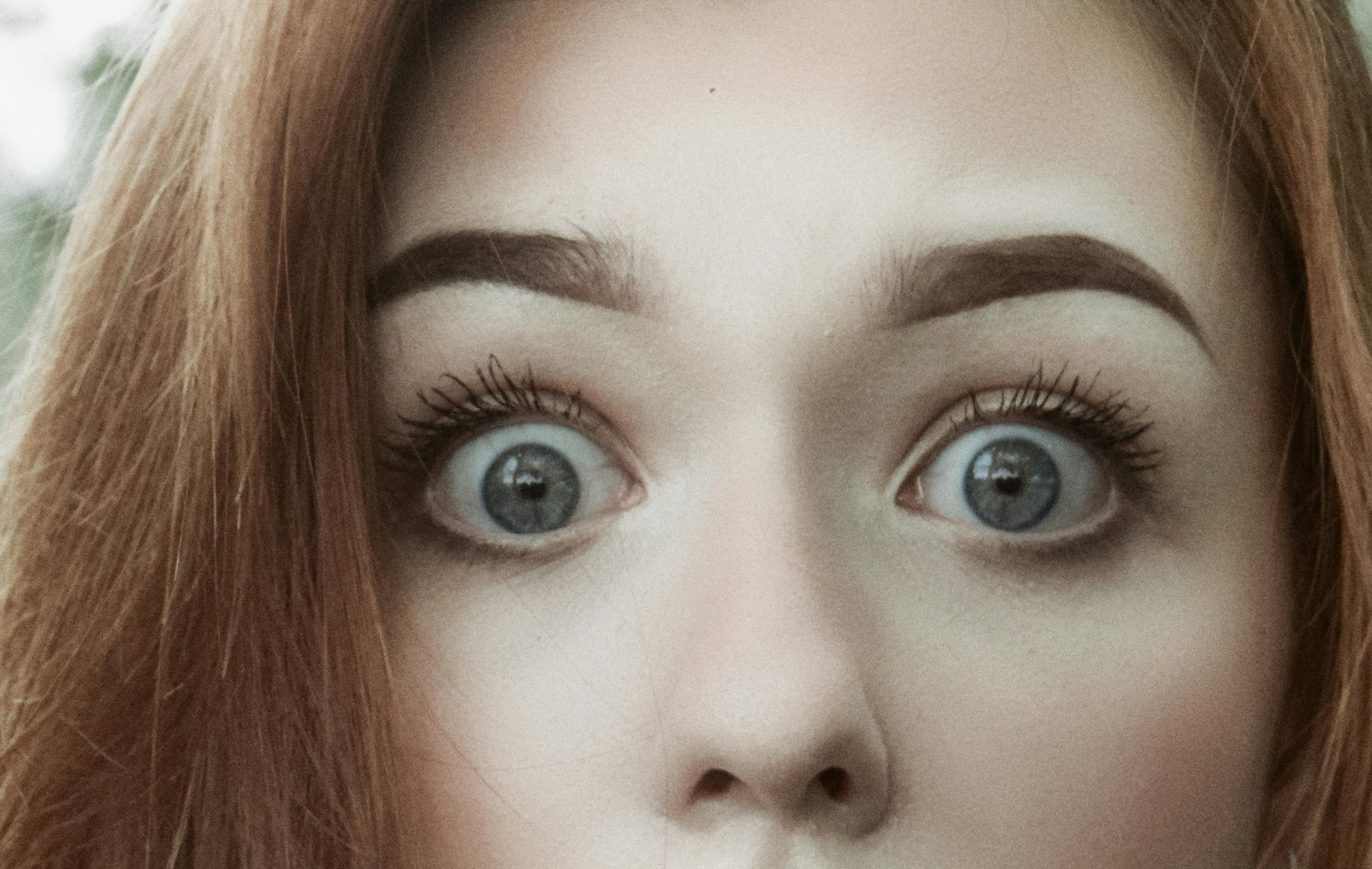 Eine erschrockene junge Frau | Quelle: Pexels