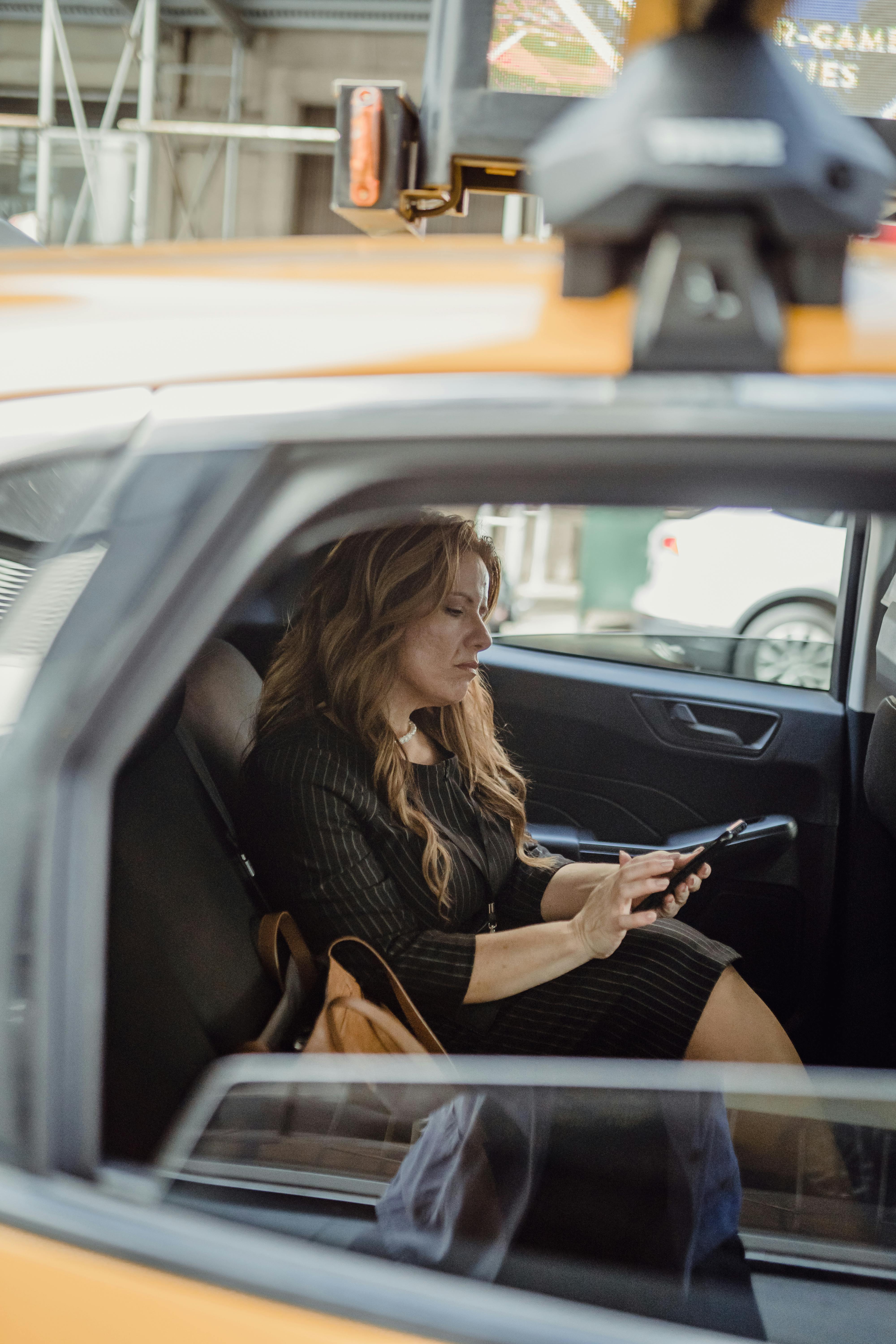 Eine Frau in einem Taxi | Quelle: Pexels