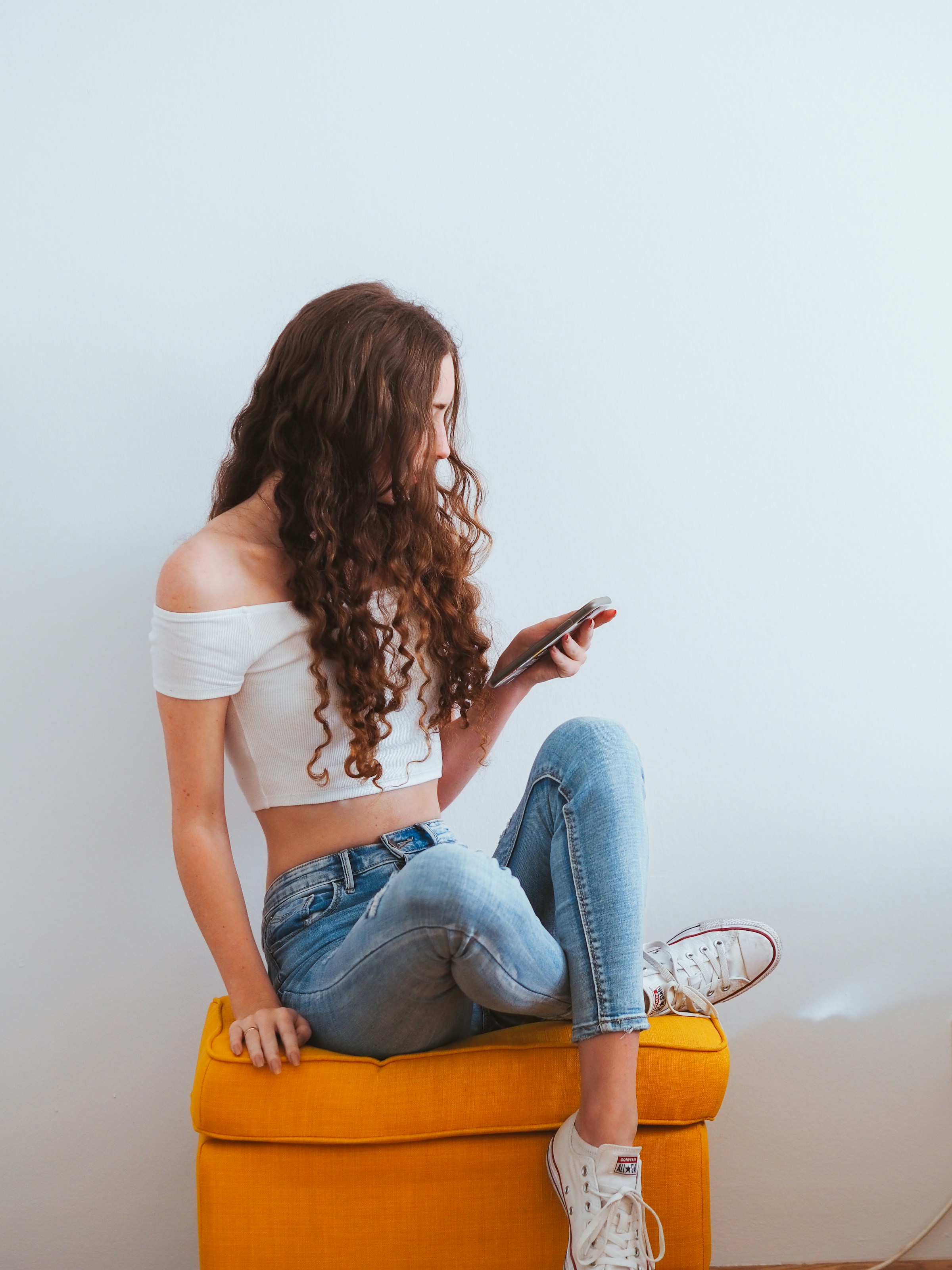 Eine junge Frau hält ihr Telefon | Quelle: Unsplash