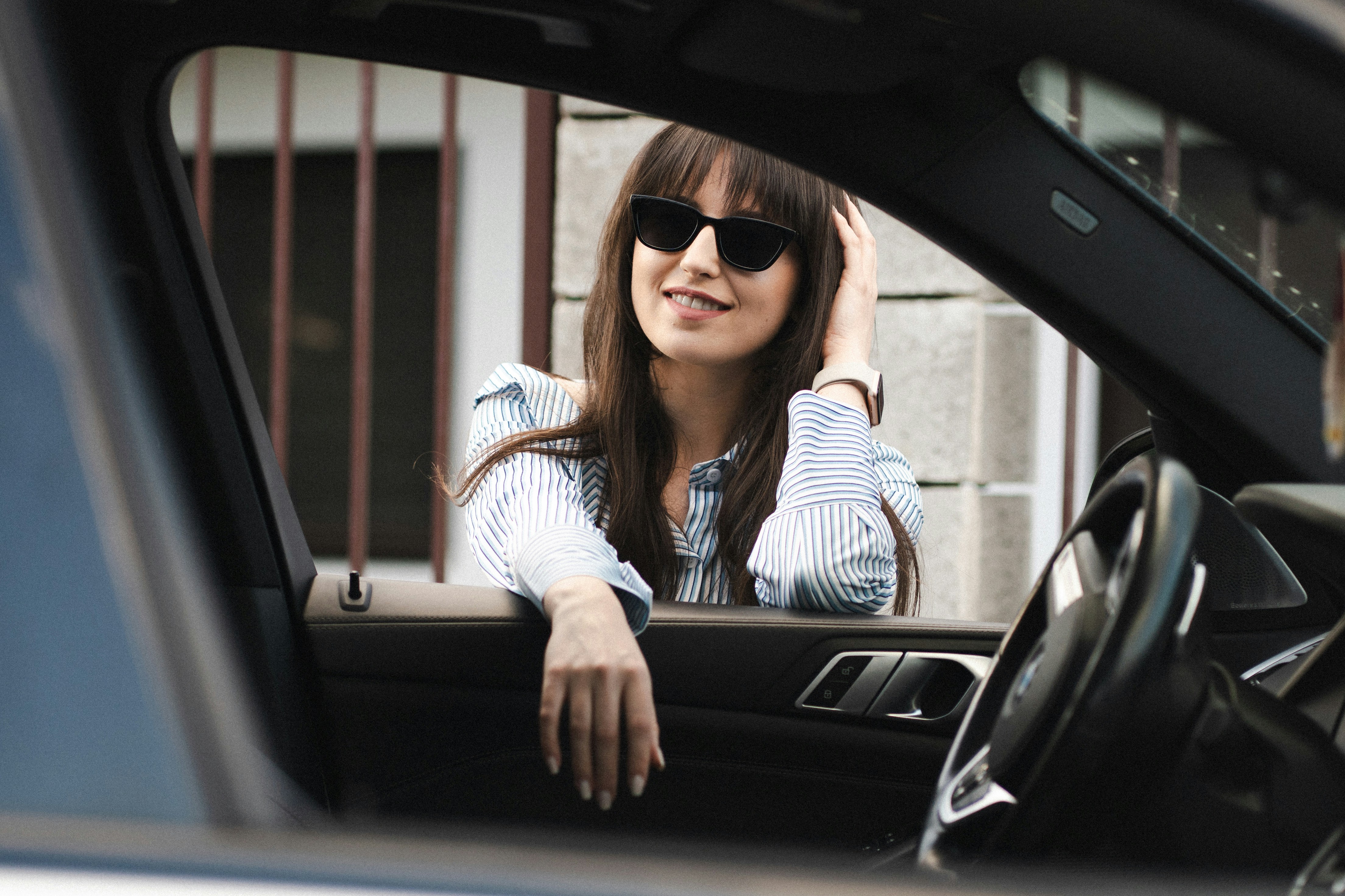 Eine Frau lehnt sich in ein Auto | Quelle: Unsplash