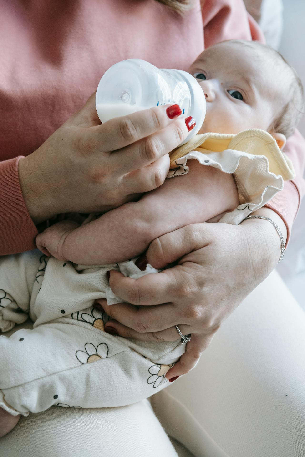 Eine Frau, die ihr Baby stillt | Quelle: Pexels
