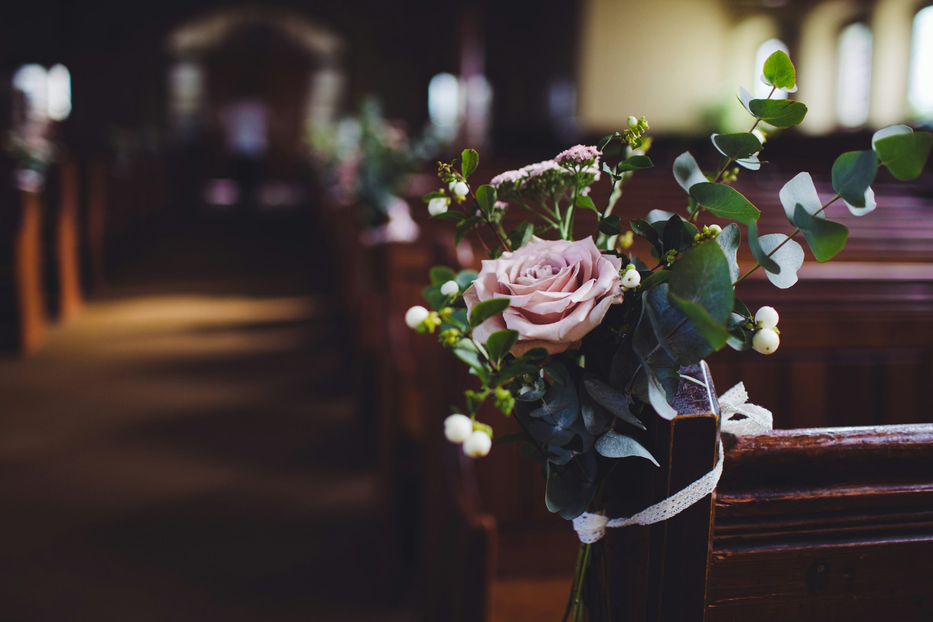 Eine für eine Hochzeit geschmückte Kirche | Quelle: Unsplash