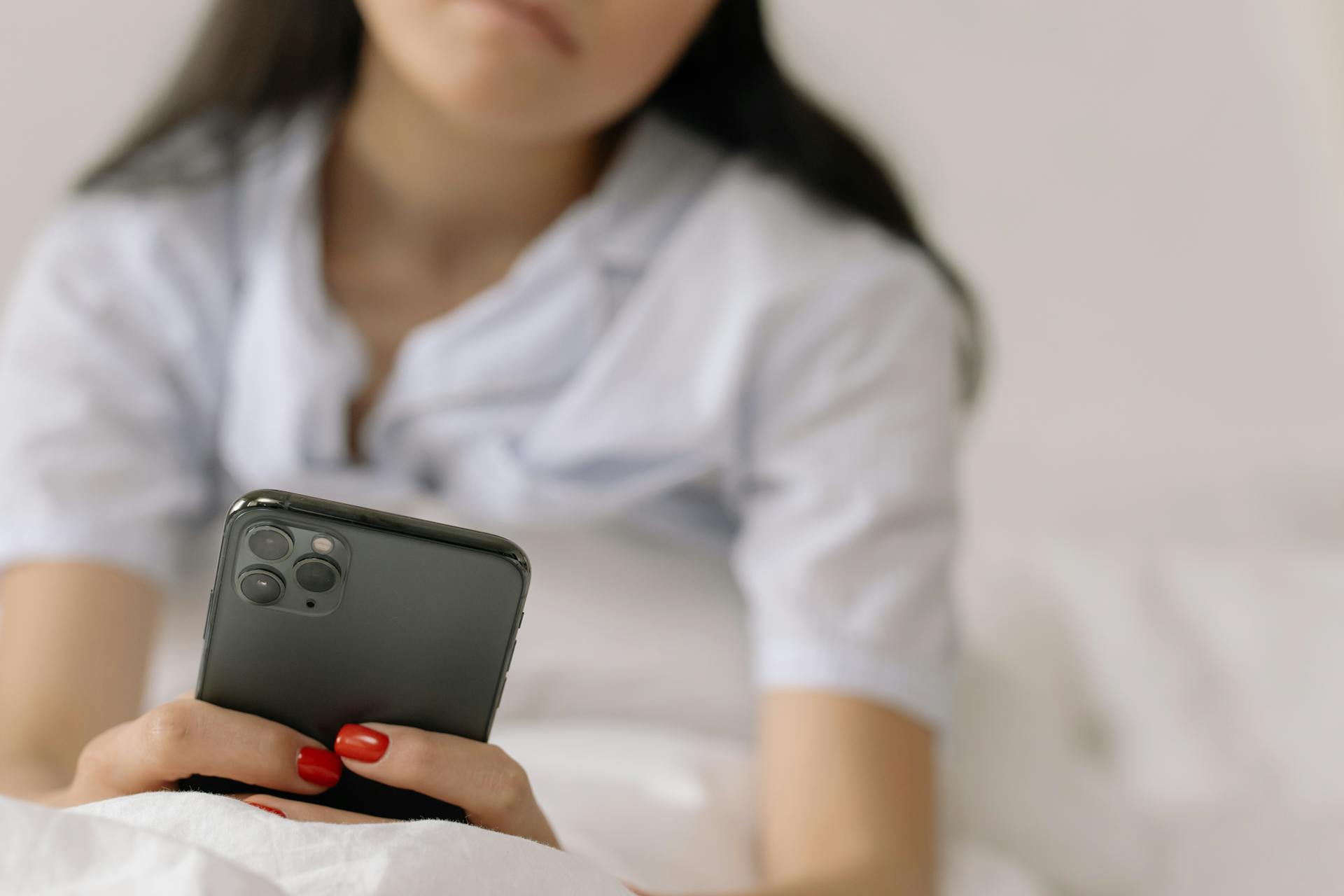 Eine Frau, die auf ihr Handy starrt | Quelle: Pexels