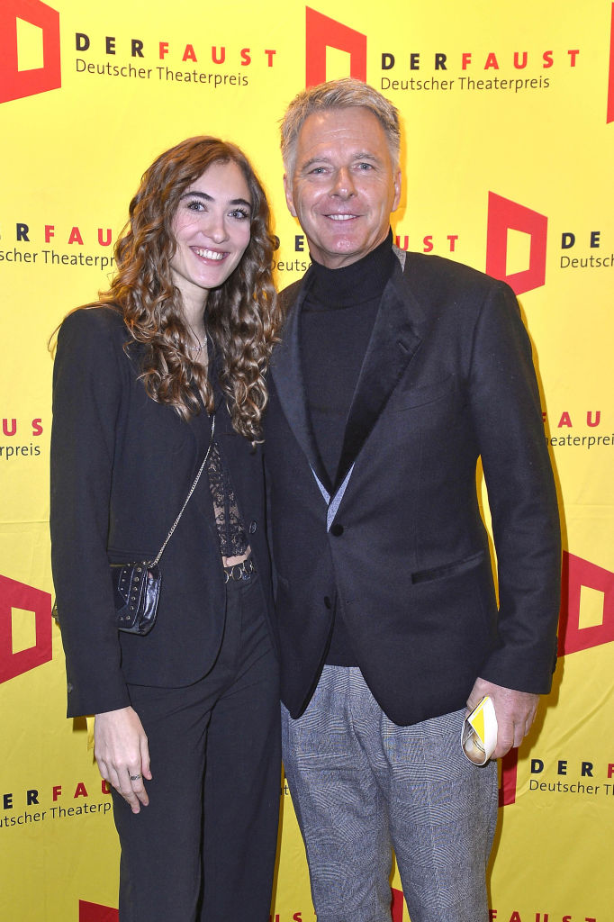 Jörg Pilawa und seine Tochter Emmy Pilawa besuchen am 25. November 2023 im Thalia Theater in Hamburg die Verleihung des Deutschen Theaterpreises „Der Faust“ | Quelle: Getty Images