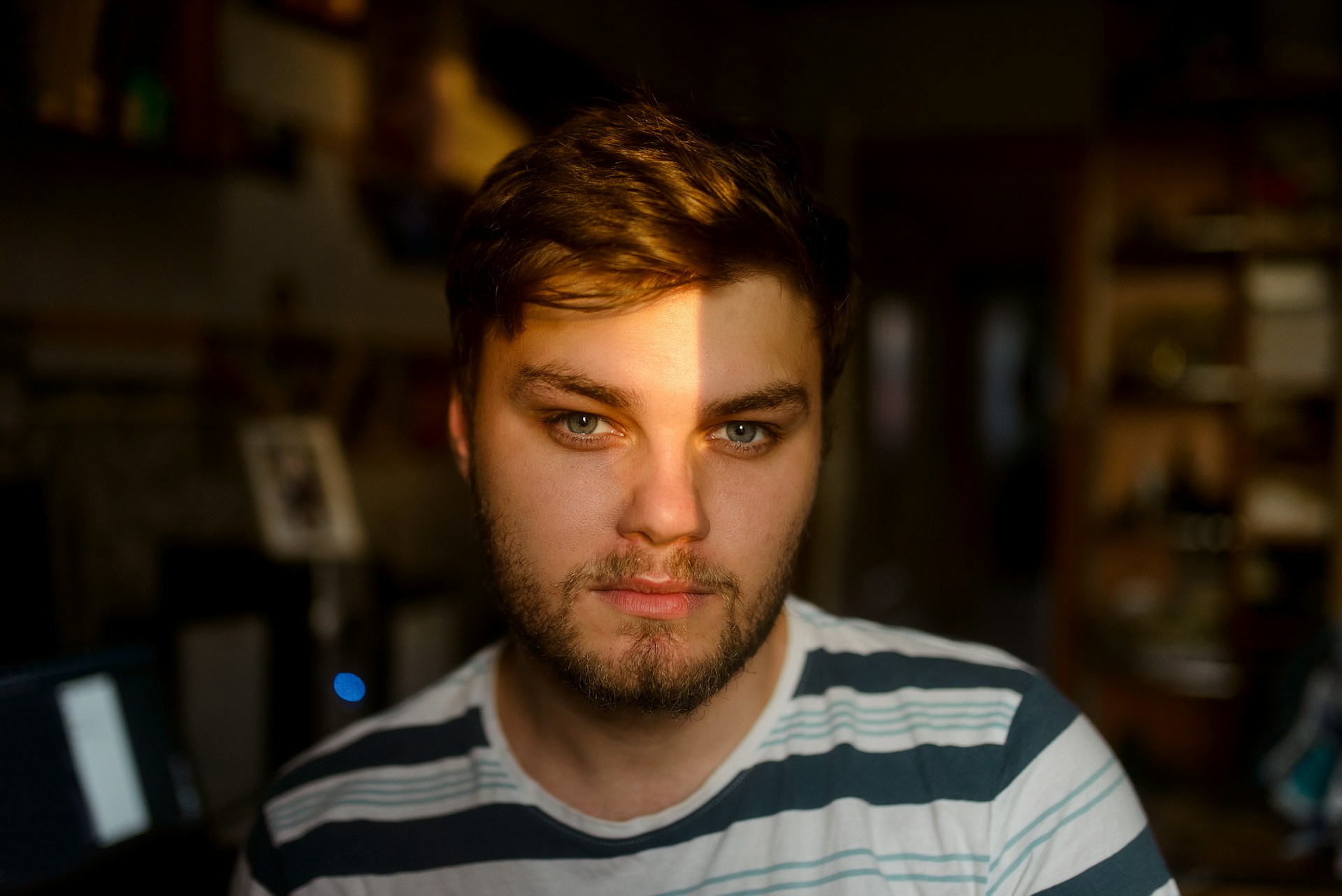 Ein ernst dreinschauender Mann | Quelle: Unsplash
