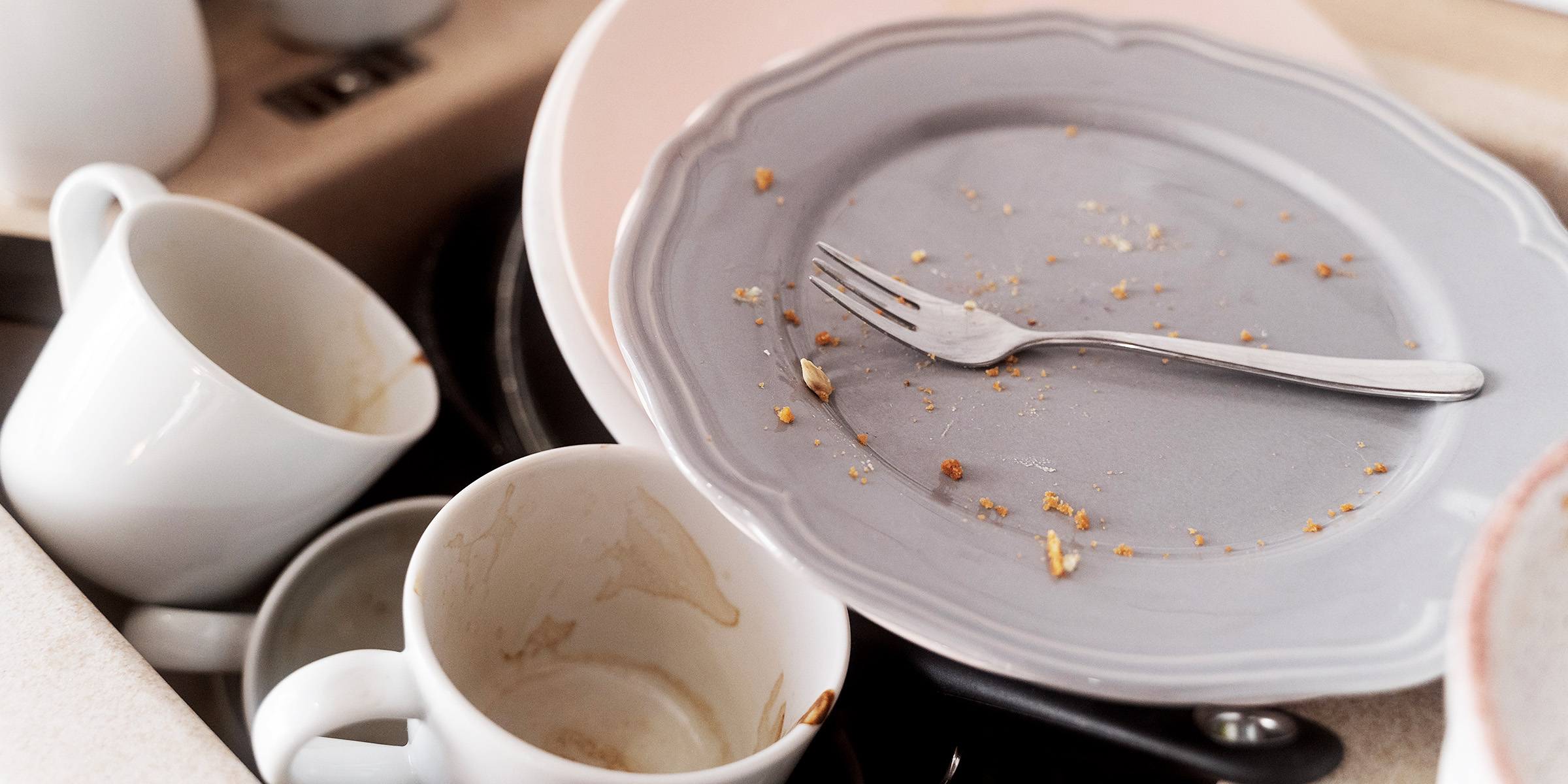 Schmutziges Geschirr in einer Küchenspüle | Quelle: Freepik