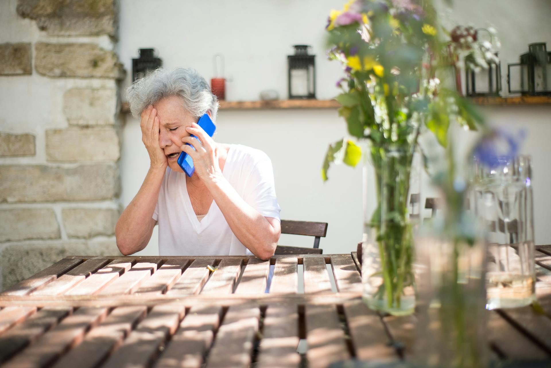 Eine verzweifelte Frau bei einem Anruf | Quelle: Pexels