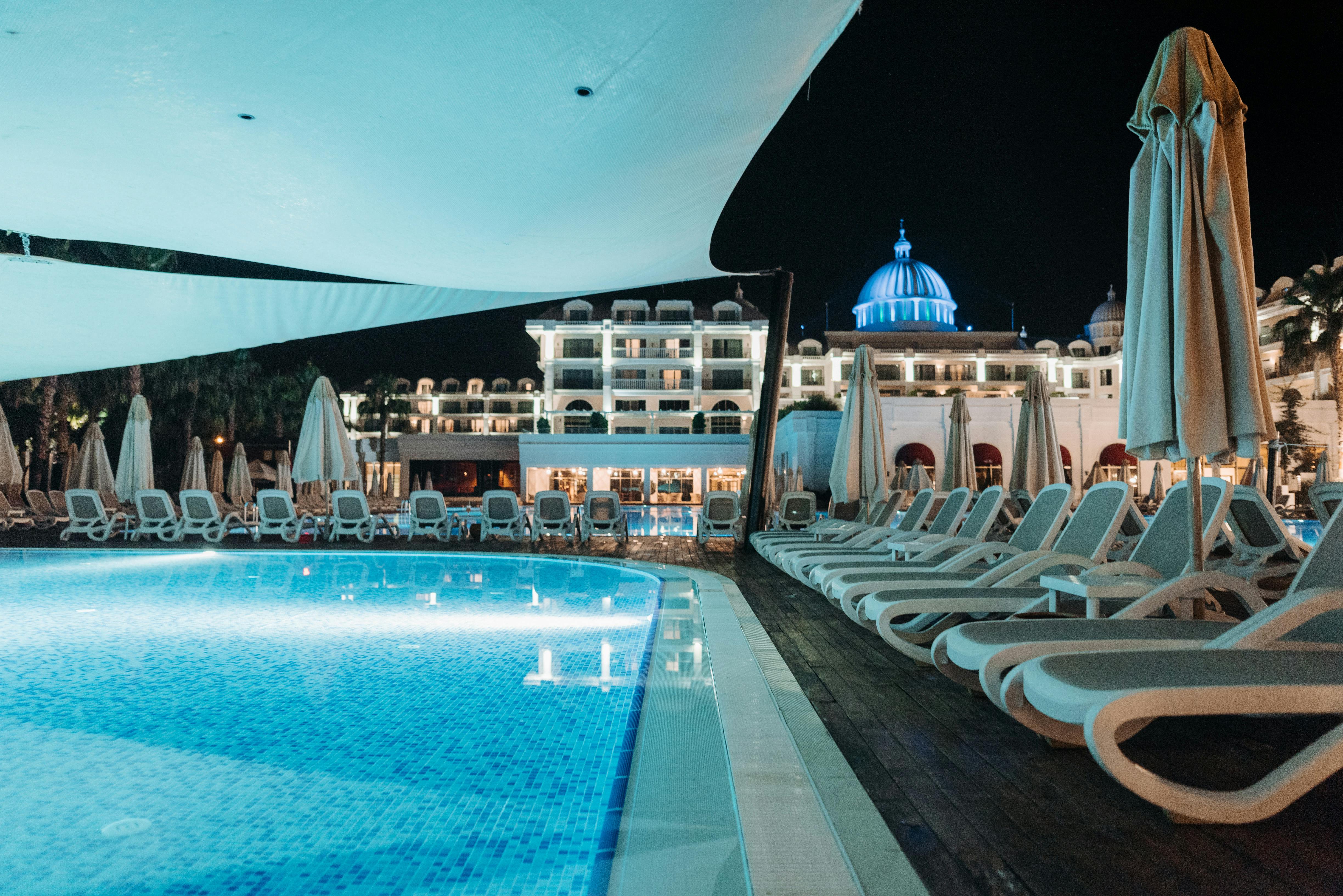 Das Äußere eines Resorts | Quelle: Pexels