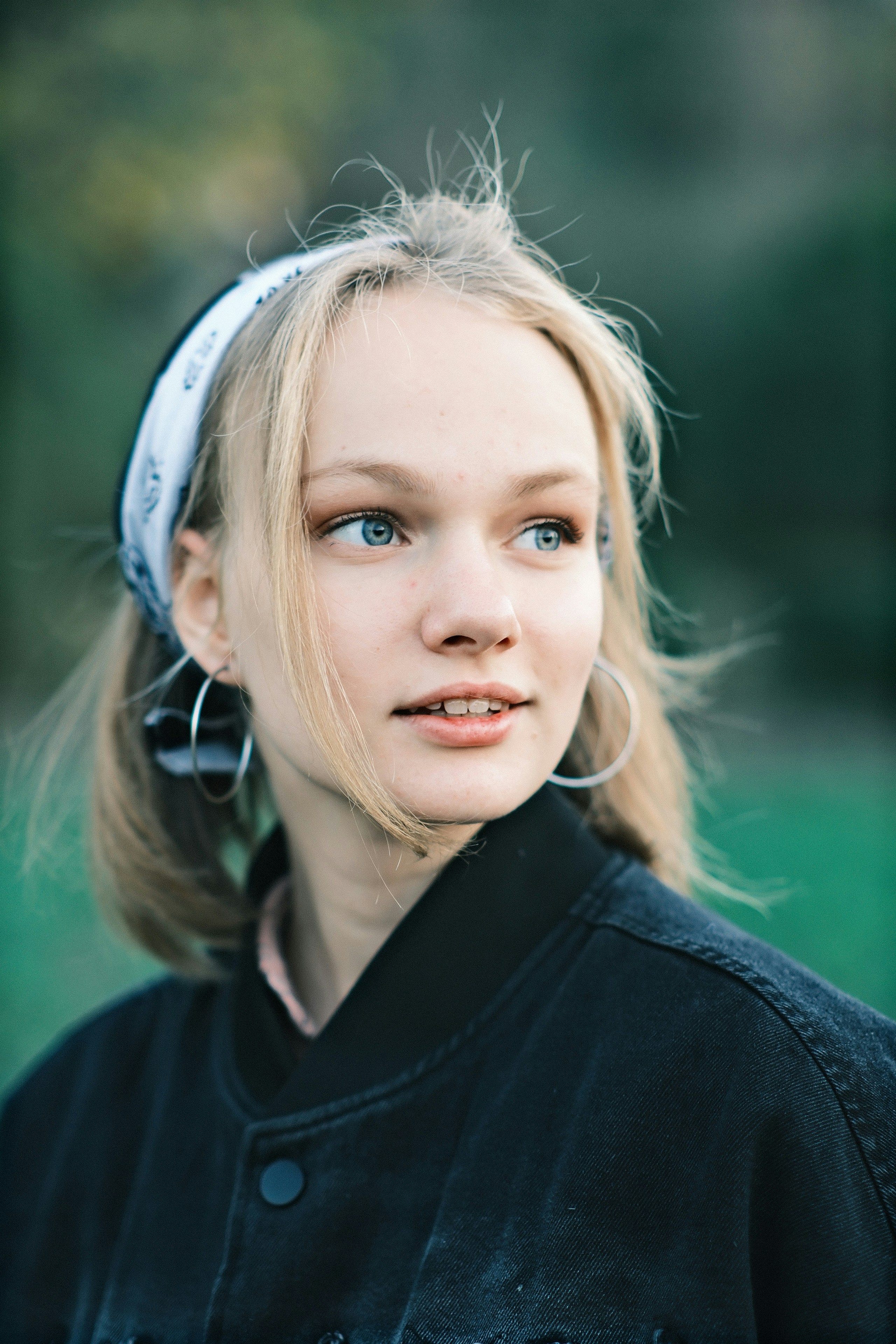 Ein lächelndes Teenager-Mädchen | Quelle: Unsplash