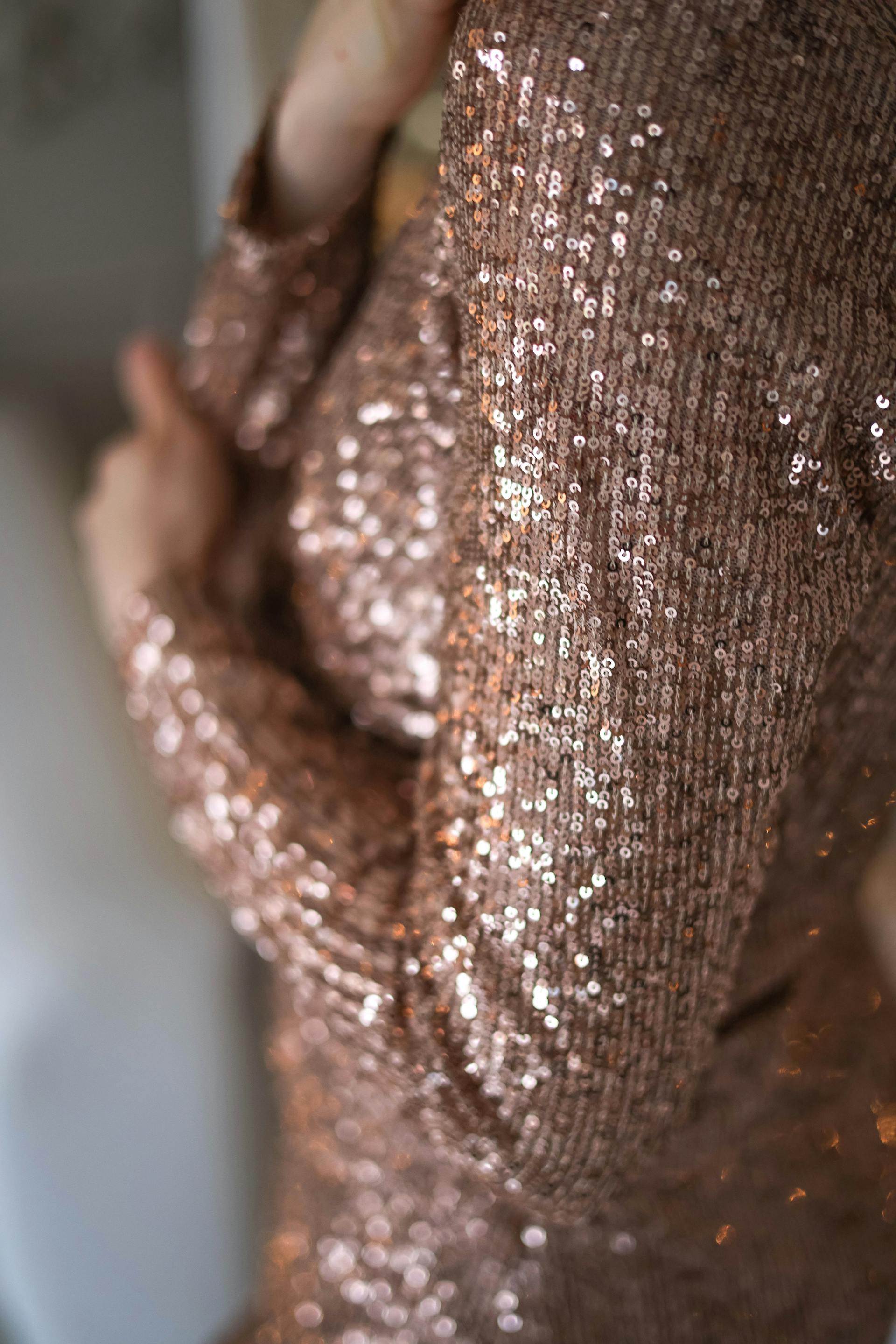 Eine Nahaufnahme einer Frau in einem Paillettenkleid | Quelle: Pexels