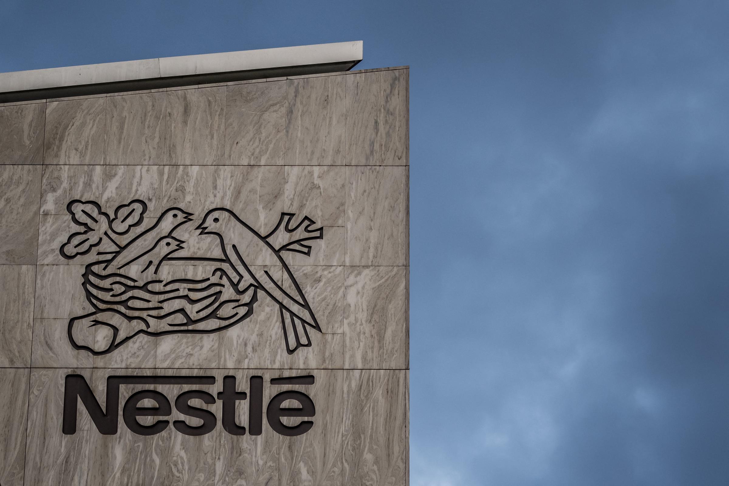 Ein am 20. November 2024 aufgenommenes Foto zeigt ein Schild des Schweizer Lebensmittelriesen Nestlé an dessen Hauptsitz in Vevey in der Westschweiz | Quelle: Getty Images