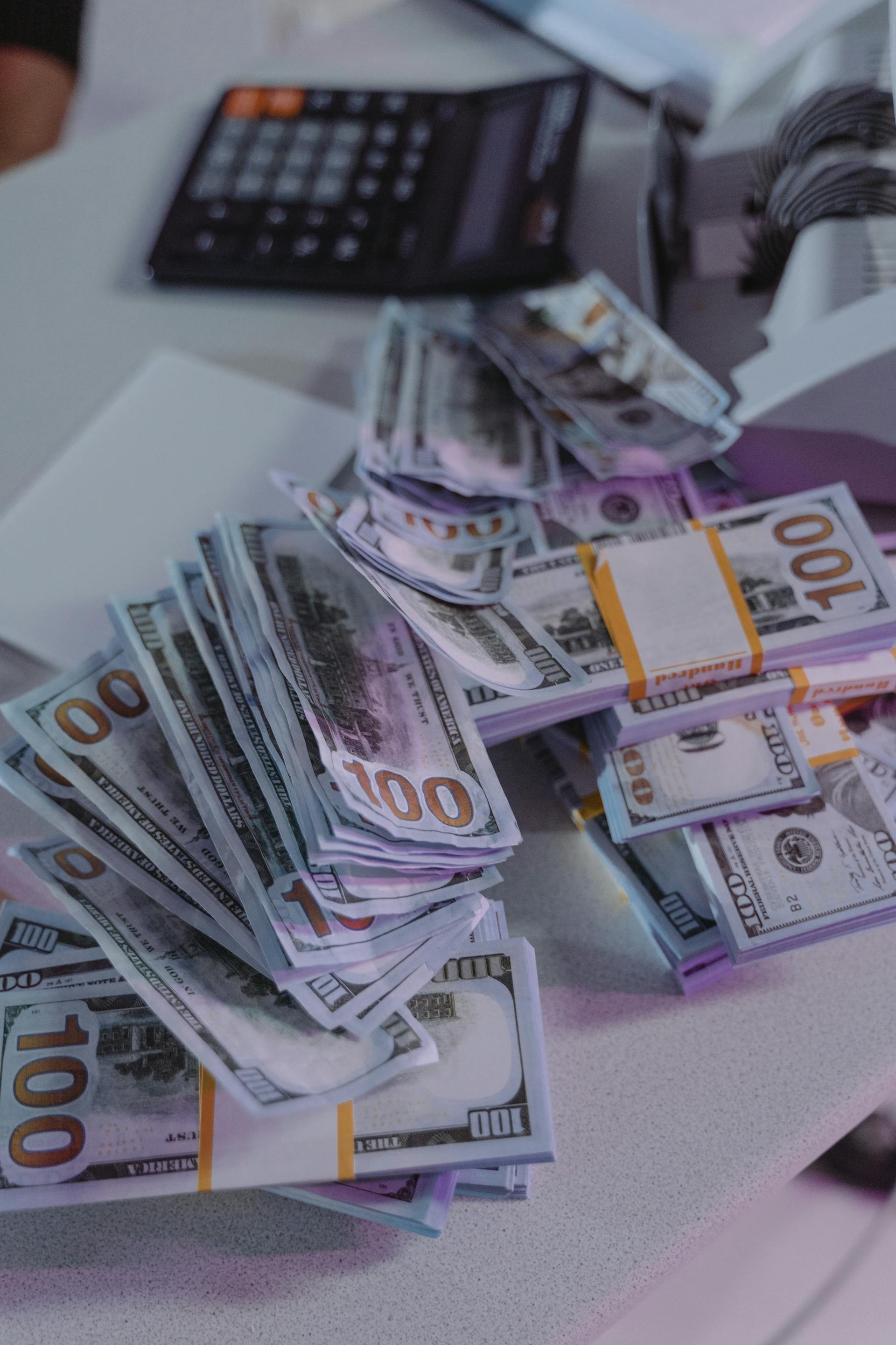 Bündel von 100-Dollar-Scheinen liegen auf einem Tisch | Quelle: Pexels